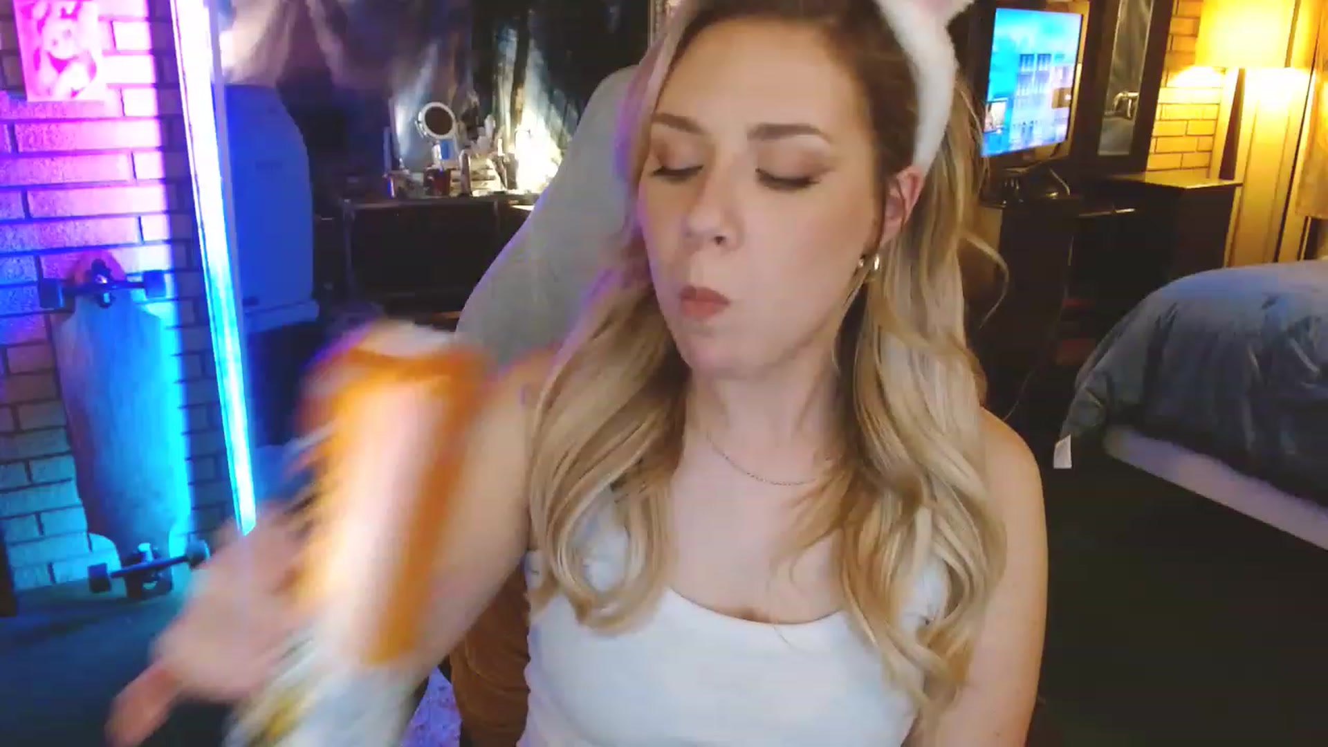 Gallery image thumbnail from Sweetestlilly's myfreecams stream on, 04/10/2023, 01:59 image 15 of 20