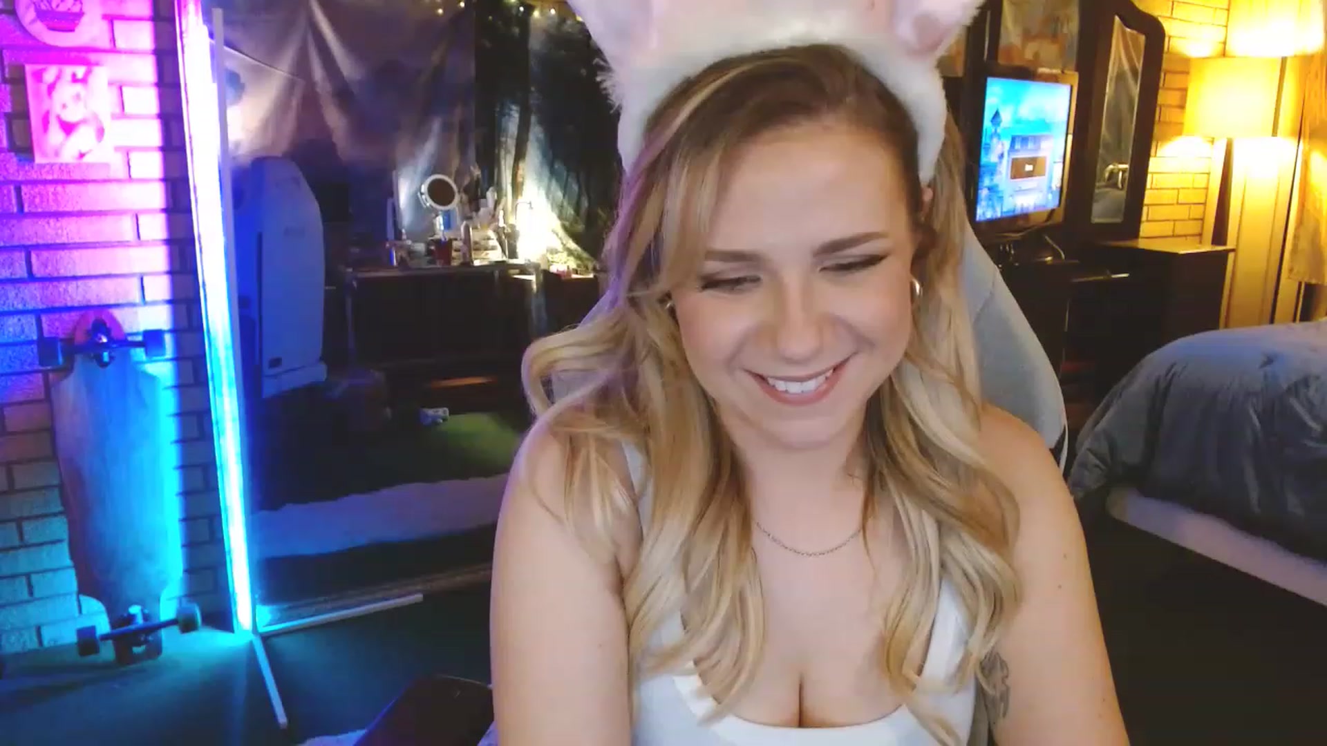 Gallery image thumbnail from Sweetestlilly's myfreecams stream on, 04/10/2023, 01:59 image 3 of 20