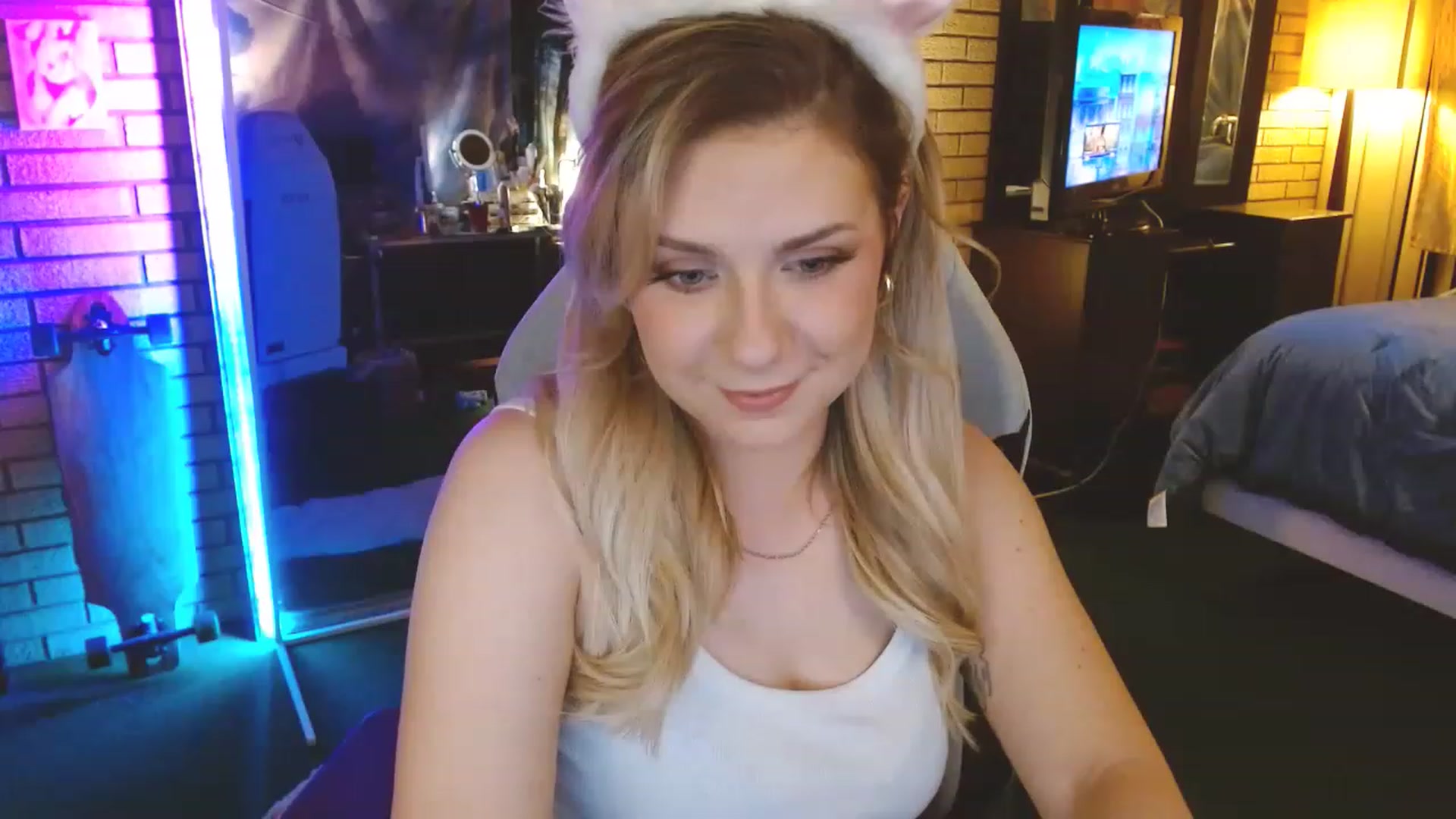 Gallery image thumbnail from Sweetestlilly's myfreecams stream on, 04/10/2023, 01:59 image 17 of 20