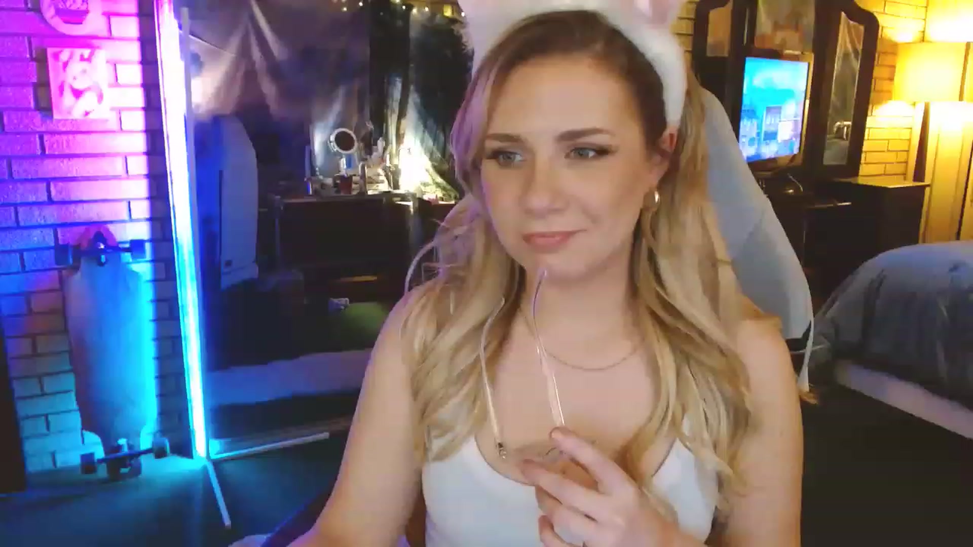 Gallery image thumbnail from Sweetestlilly's myfreecams stream on, 04/10/2023, 01:59 image 1 of 20