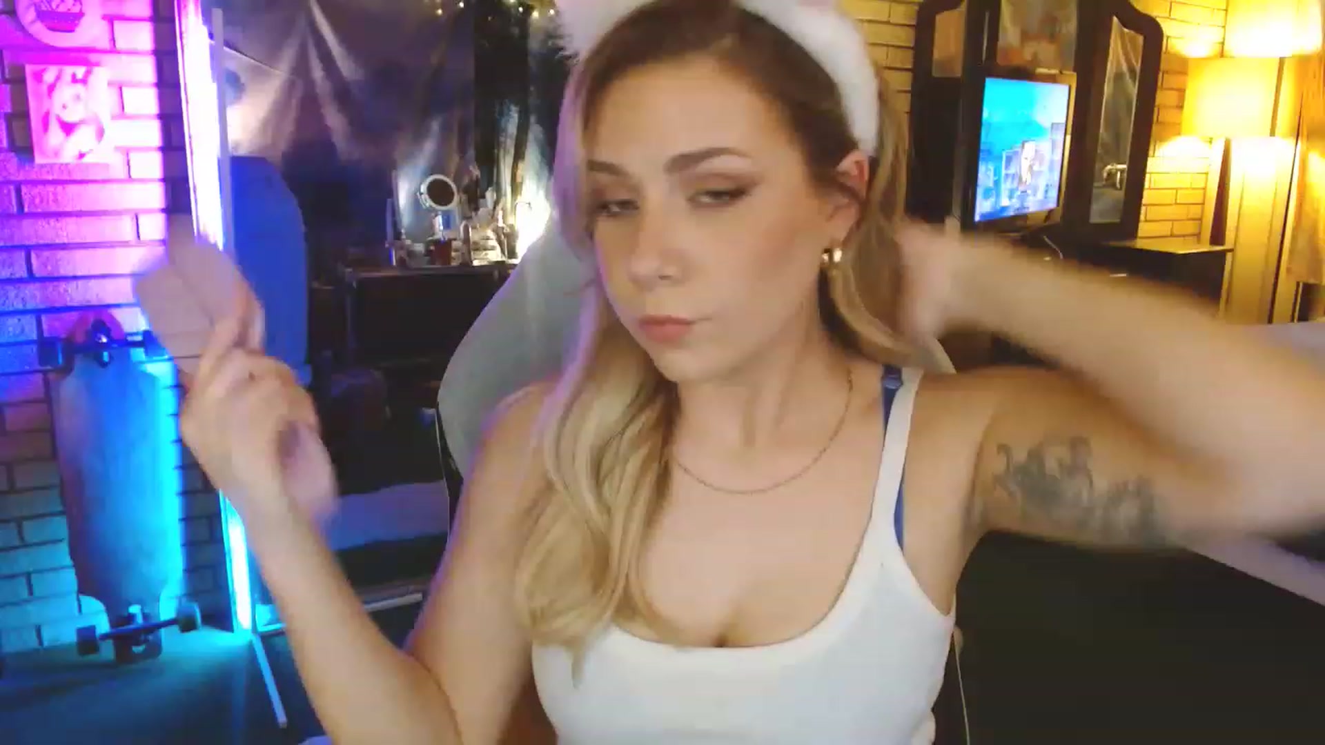 Gallery image thumbnail from Sweetestlilly's myfreecams stream on, 04/10/2023, 01:59 image 9 of 20