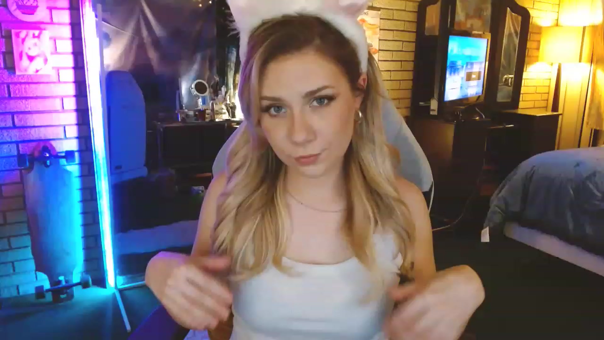 Gallery image thumbnail from Sweetestlilly's myfreecams stream on, 04/10/2023, 01:59 image 13 of 20