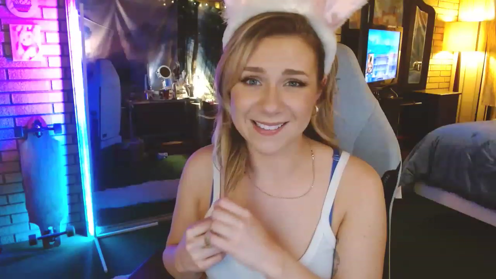 Gallery image thumbnail from Sweetestlilly's myfreecams stream on, 04/10/2023, 01:59 image 6 of 20