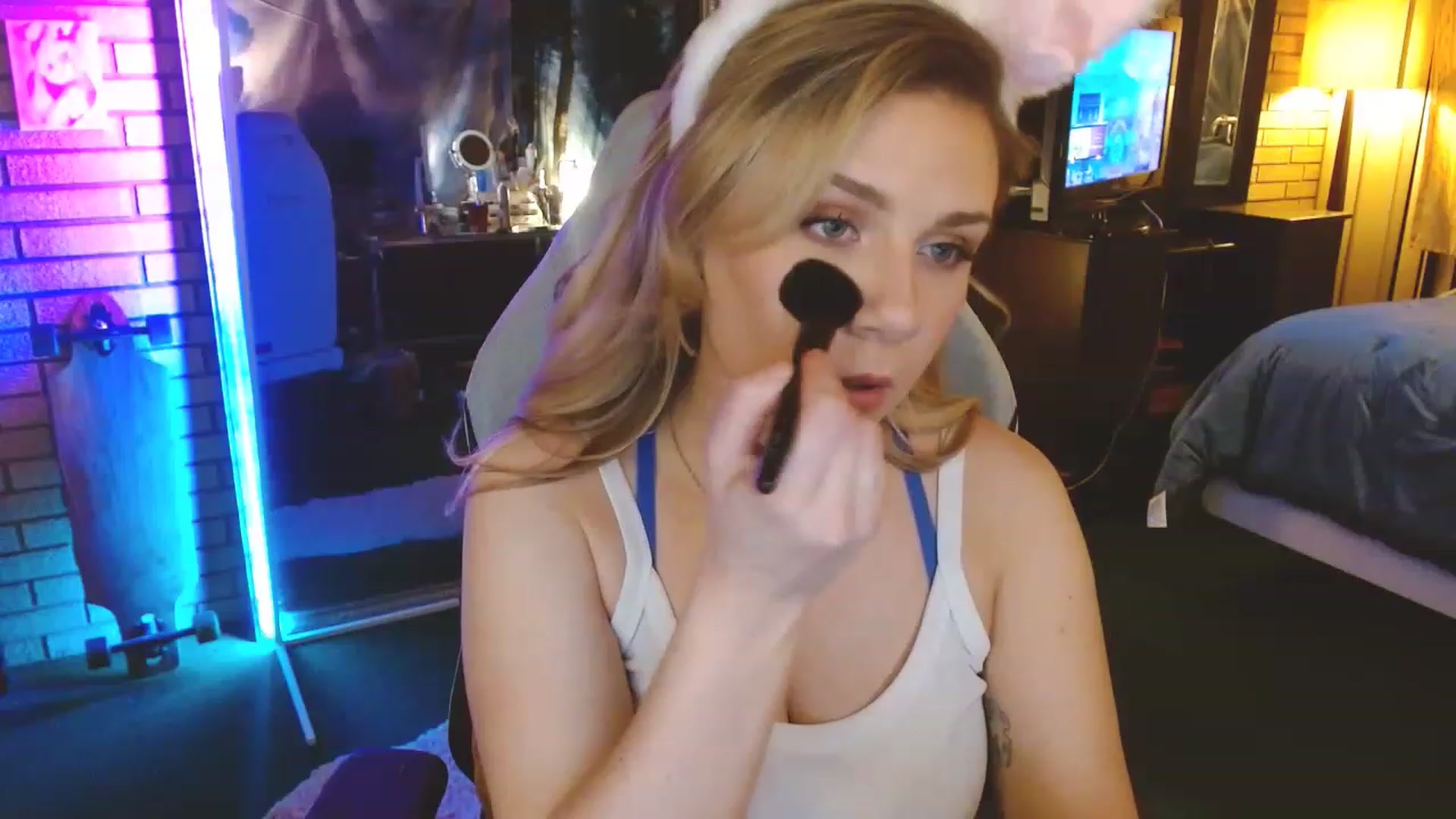 Gallery image thumbnail from Sweetestlilly's myfreecams stream on, 04/10/2023, 01:59 image 16 of 20