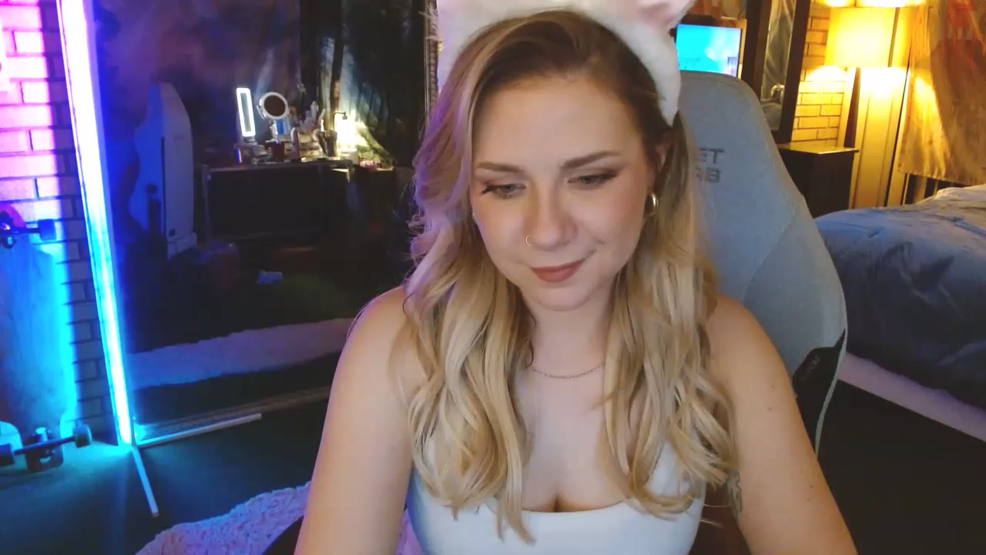 Gallery image thumbnail from Sweetestlilly's myfreecams stream on, 04/10/2023, 03:04 image 7 of 20