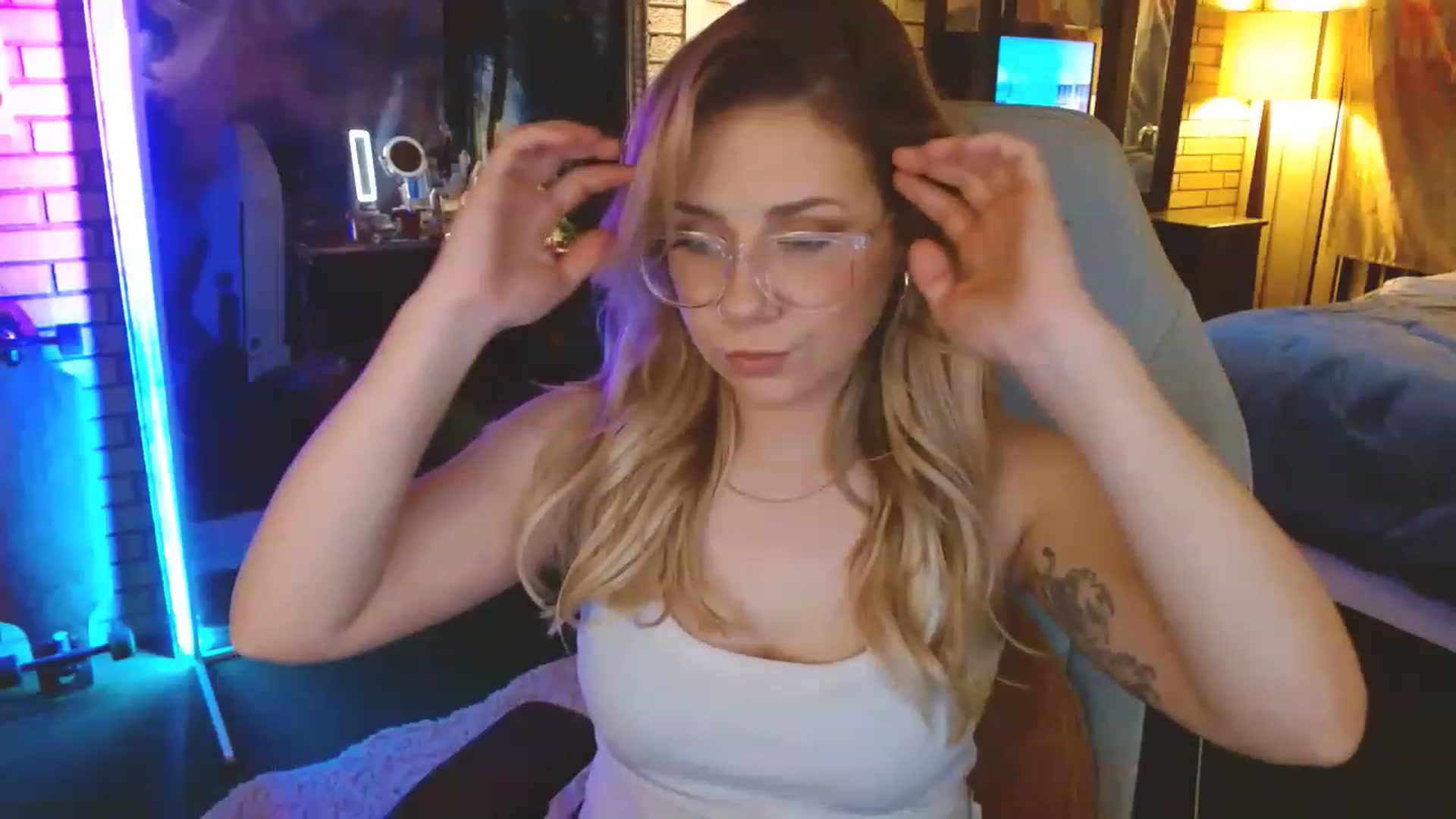 Gallery image thumbnail from Sweetestlilly's myfreecams stream on, 04/10/2023, 03:04 image 3 of 20