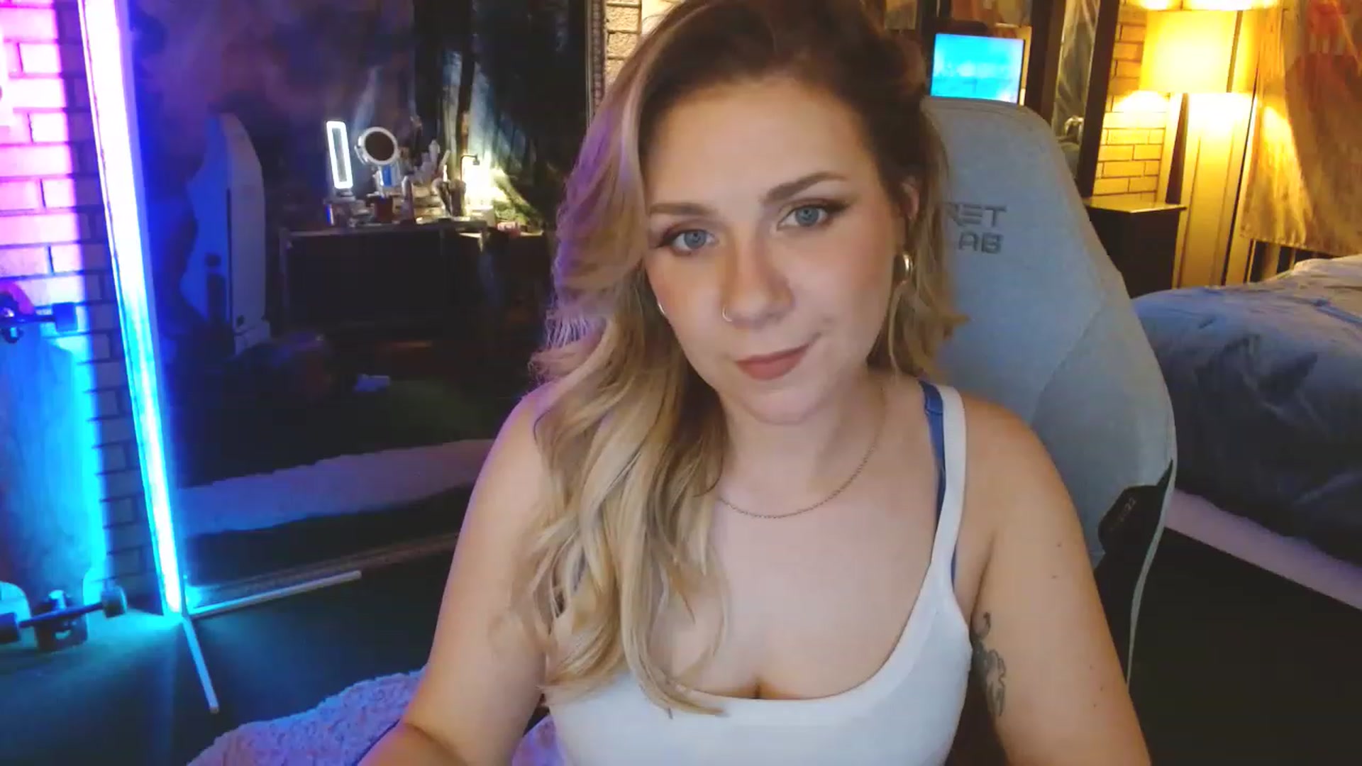 Gallery image thumbnail from Sweetestlilly's myfreecams stream on, 04/10/2023, 03:04 image 6 of 20
