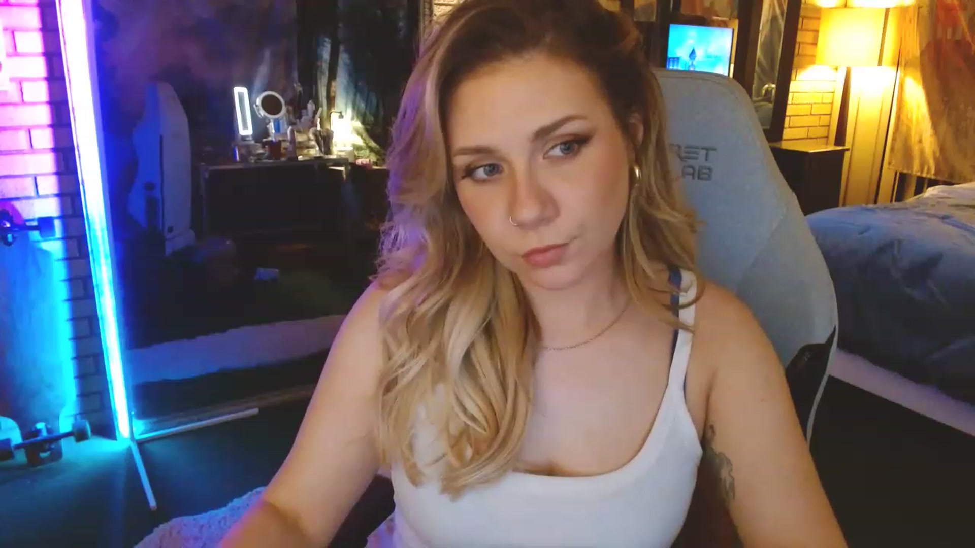 Gallery image thumbnail from Sweetestlilly's myfreecams stream on, 04/10/2023, 03:04 image 4 of 20