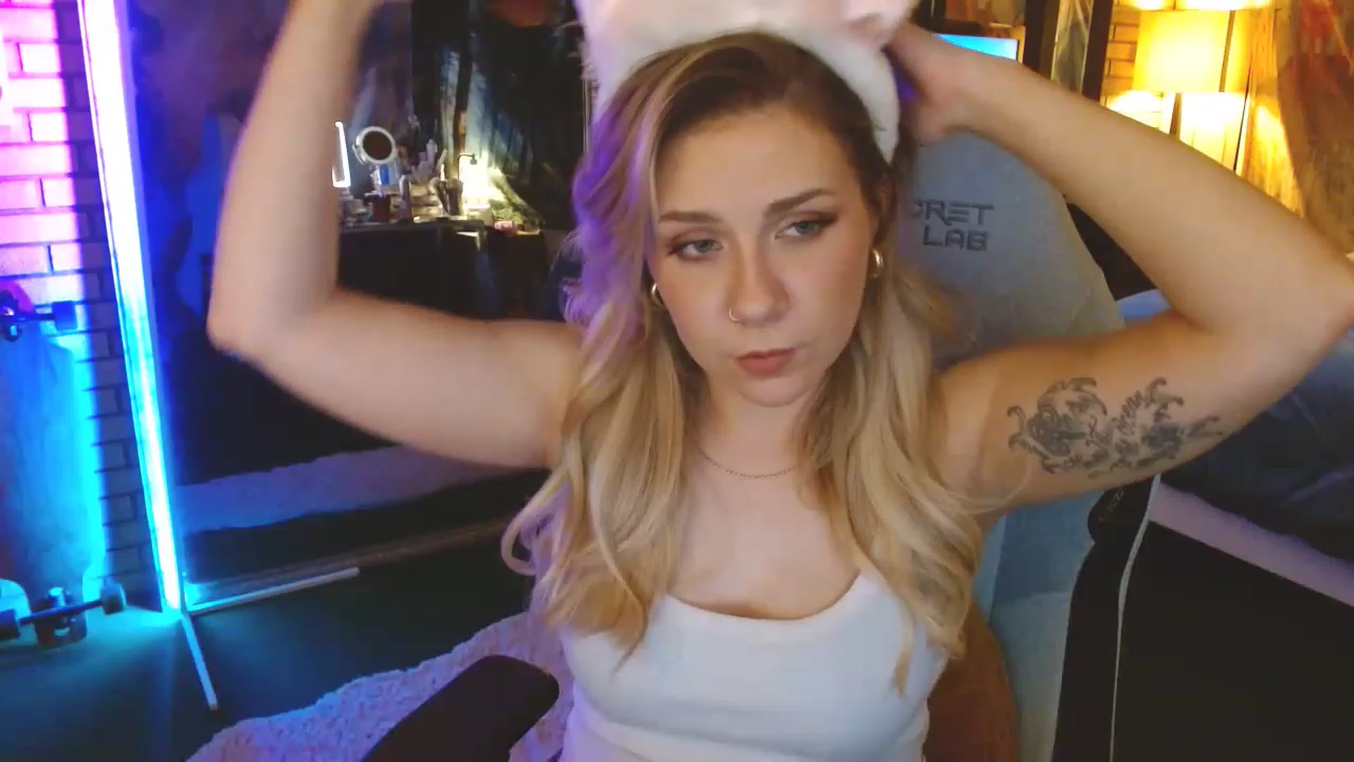 Gallery image thumbnail from Sweetestlilly's myfreecams stream on, 04/10/2023, 03:04 image 10 of 20