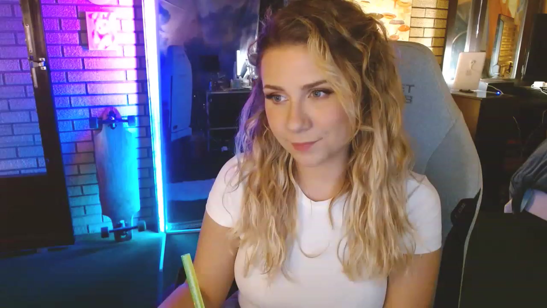 Gallery image thumbnail from Sweetestlilly's myfreecams stream on, 04/17/2023, 01:32 image 11 of 20