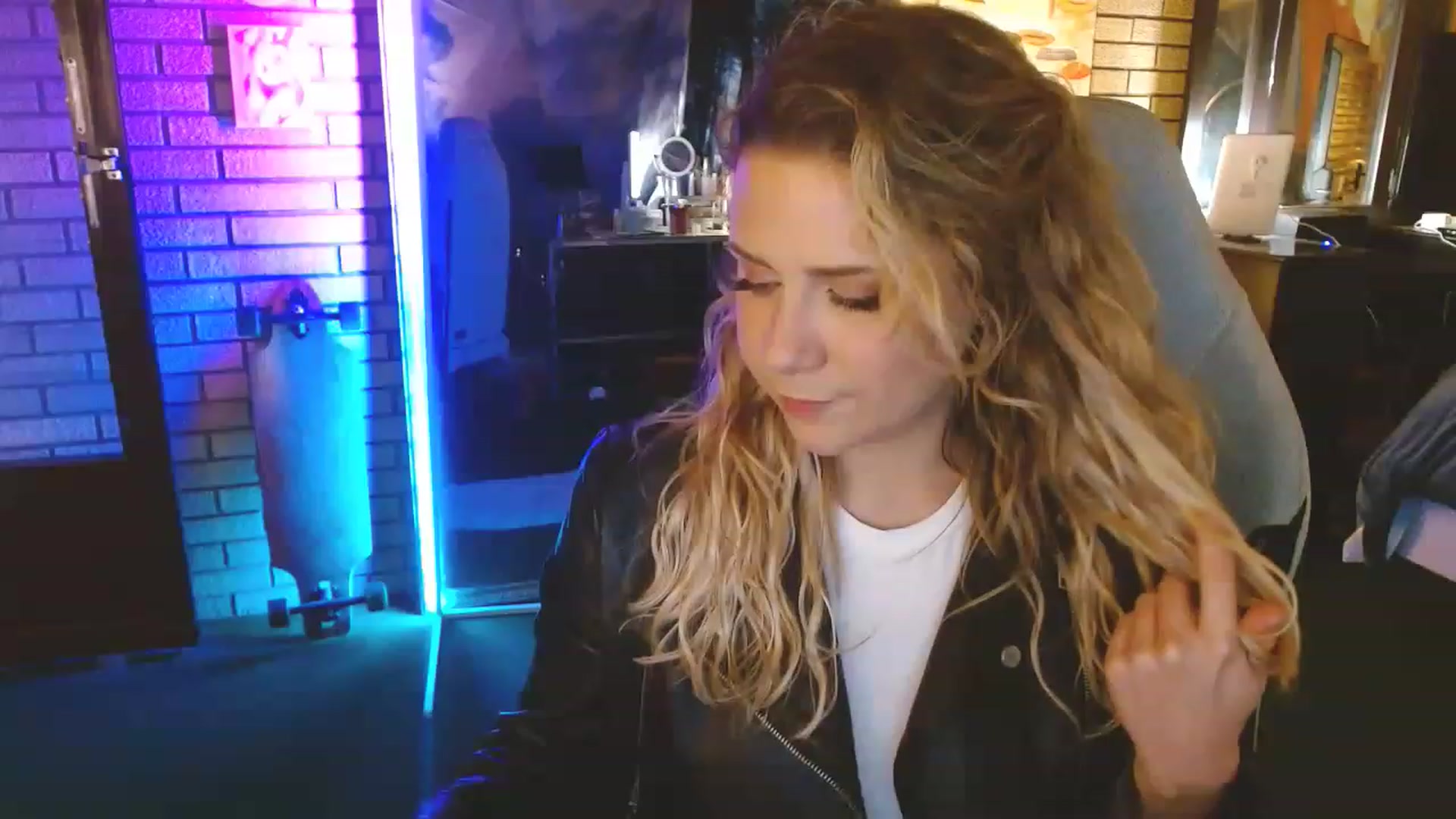 Gallery image thumbnail from Sweetestlilly's myfreecams stream on, 04/17/2023, 01:32 image 20 of 20
