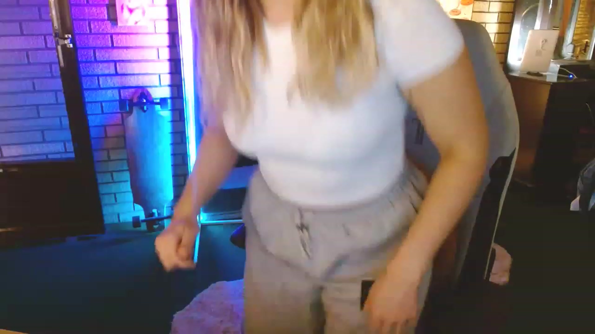 Gallery image thumbnail from Sweetestlilly's myfreecams stream on, 04/17/2023, 01:32 image 5 of 20
