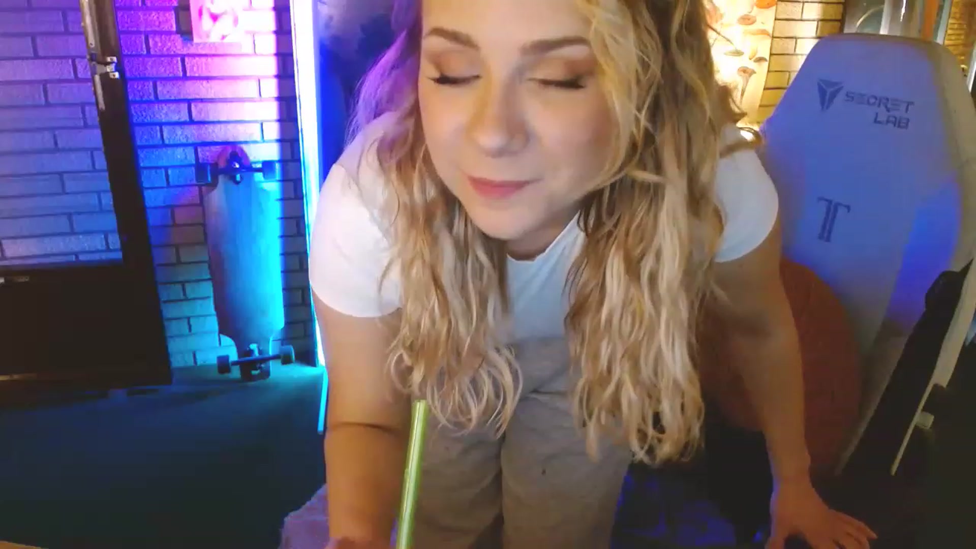 Gallery image thumbnail from Sweetestlilly's myfreecams stream on, 04/17/2023, 01:32 image 6 of 20