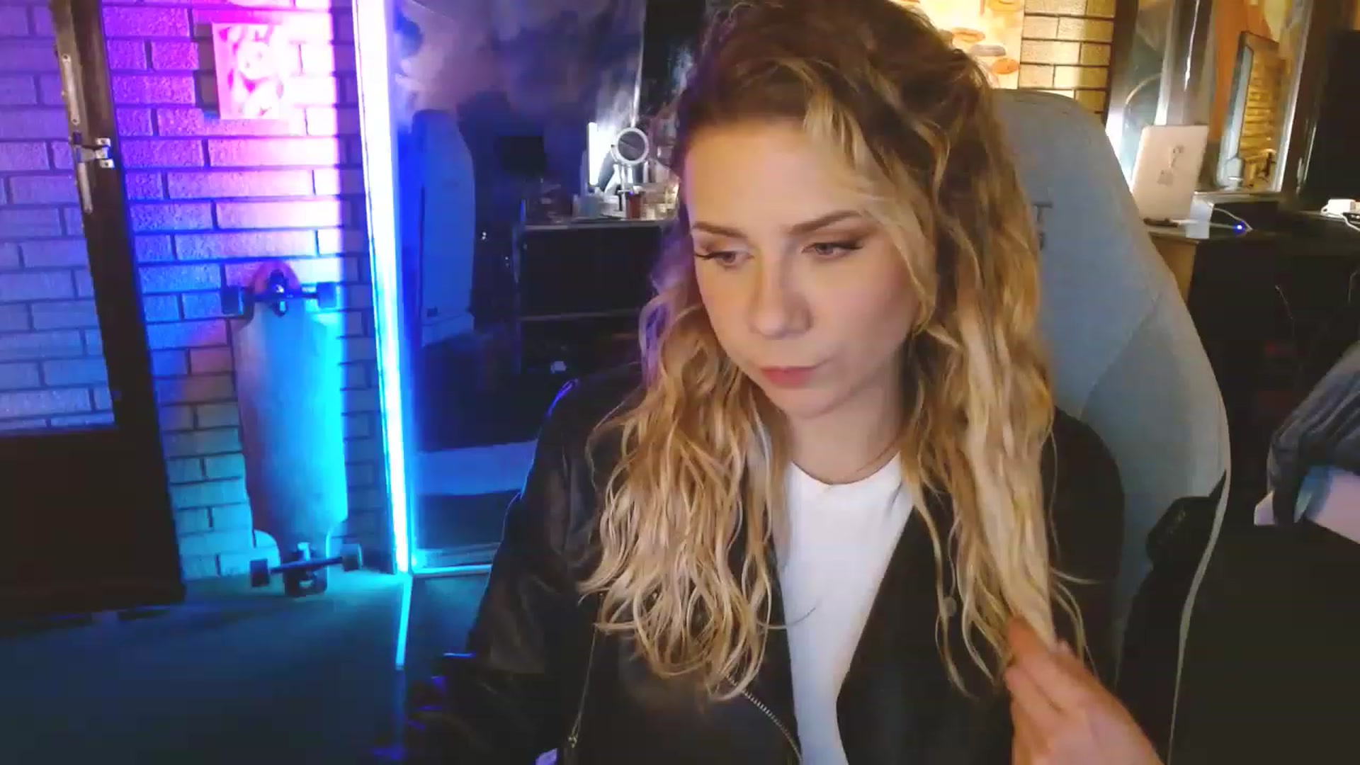 Gallery image thumbnail from Sweetestlilly's myfreecams stream on, 04/17/2023, 01:32 image 17 of 20