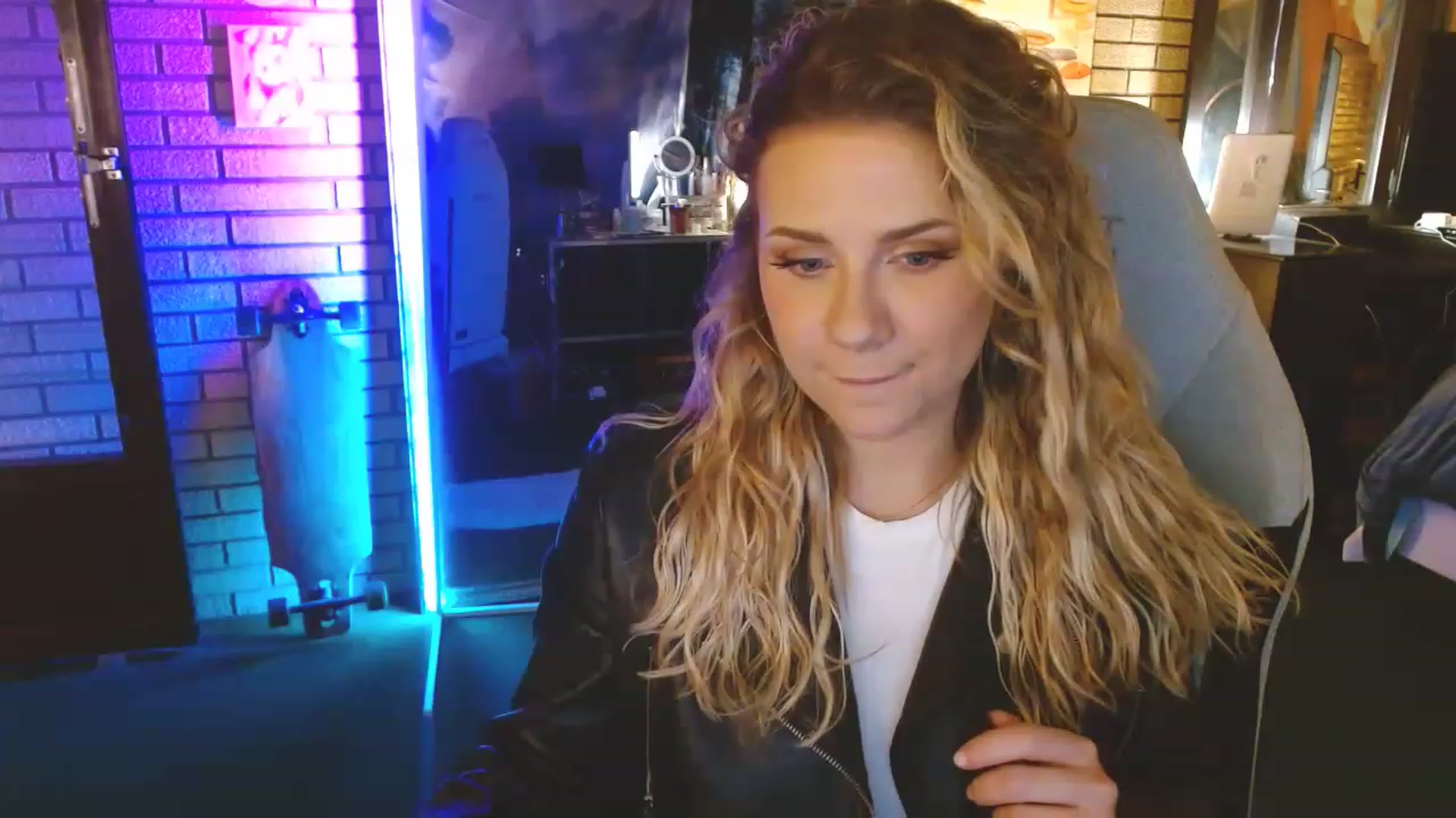 Gallery image thumbnail from Sweetestlilly's myfreecams stream on, 04/17/2023, 01:32 image 19 of 20