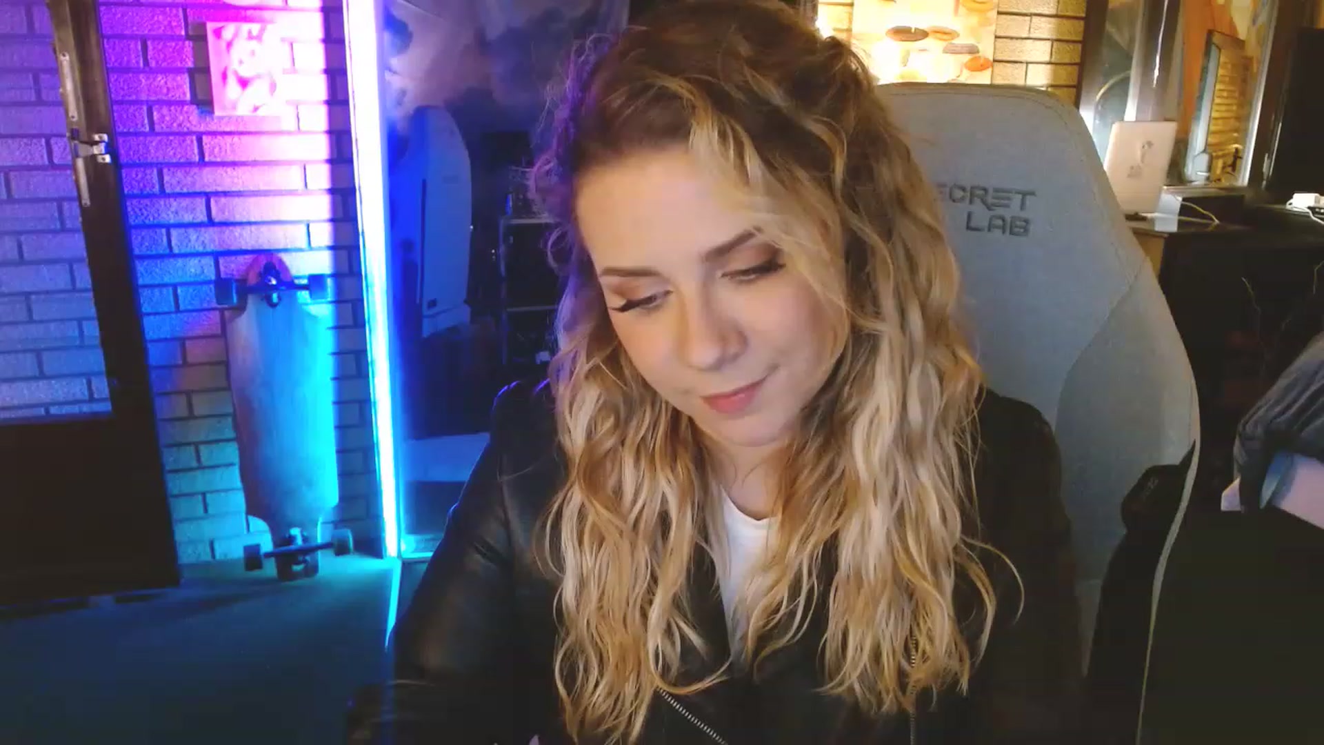 Gallery image thumbnail from Sweetestlilly's myfreecams stream on, 04/17/2023, 01:32 image 16 of 20