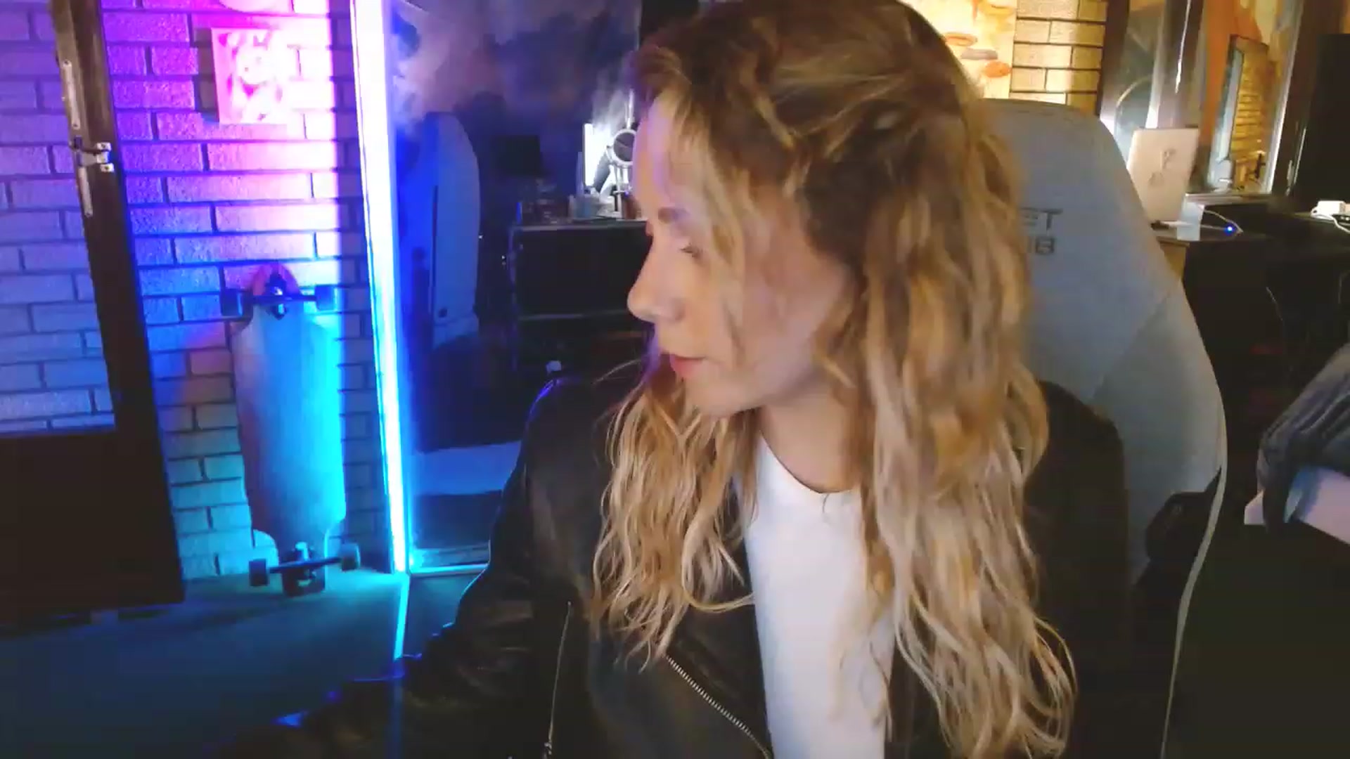 Gallery image thumbnail from Sweetestlilly's myfreecams stream on, 04/17/2023, 01:32 image 14 of 20