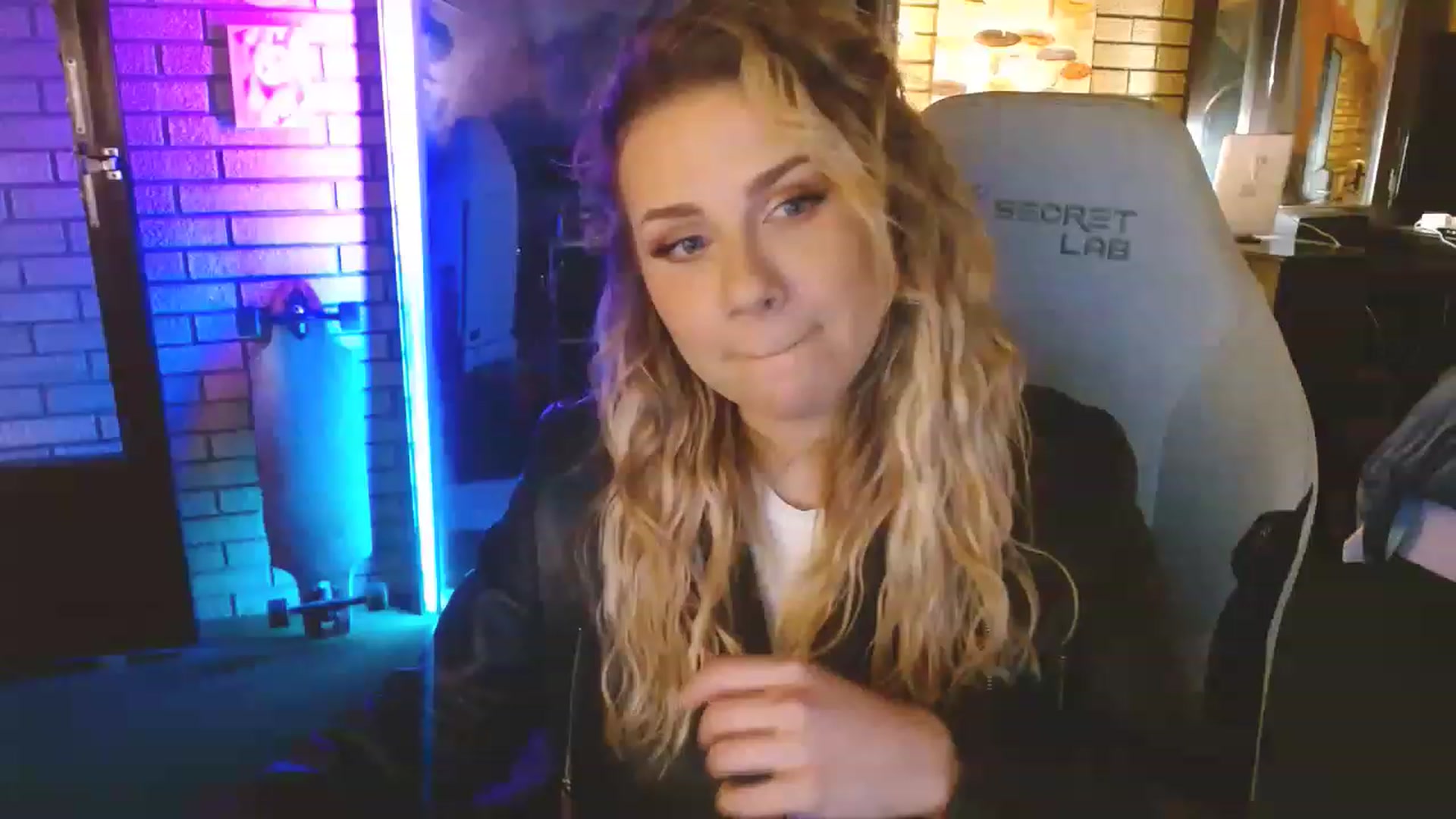 Gallery image thumbnail from Sweetestlilly's myfreecams stream on, 04/17/2023, 01:32 image 15 of 20