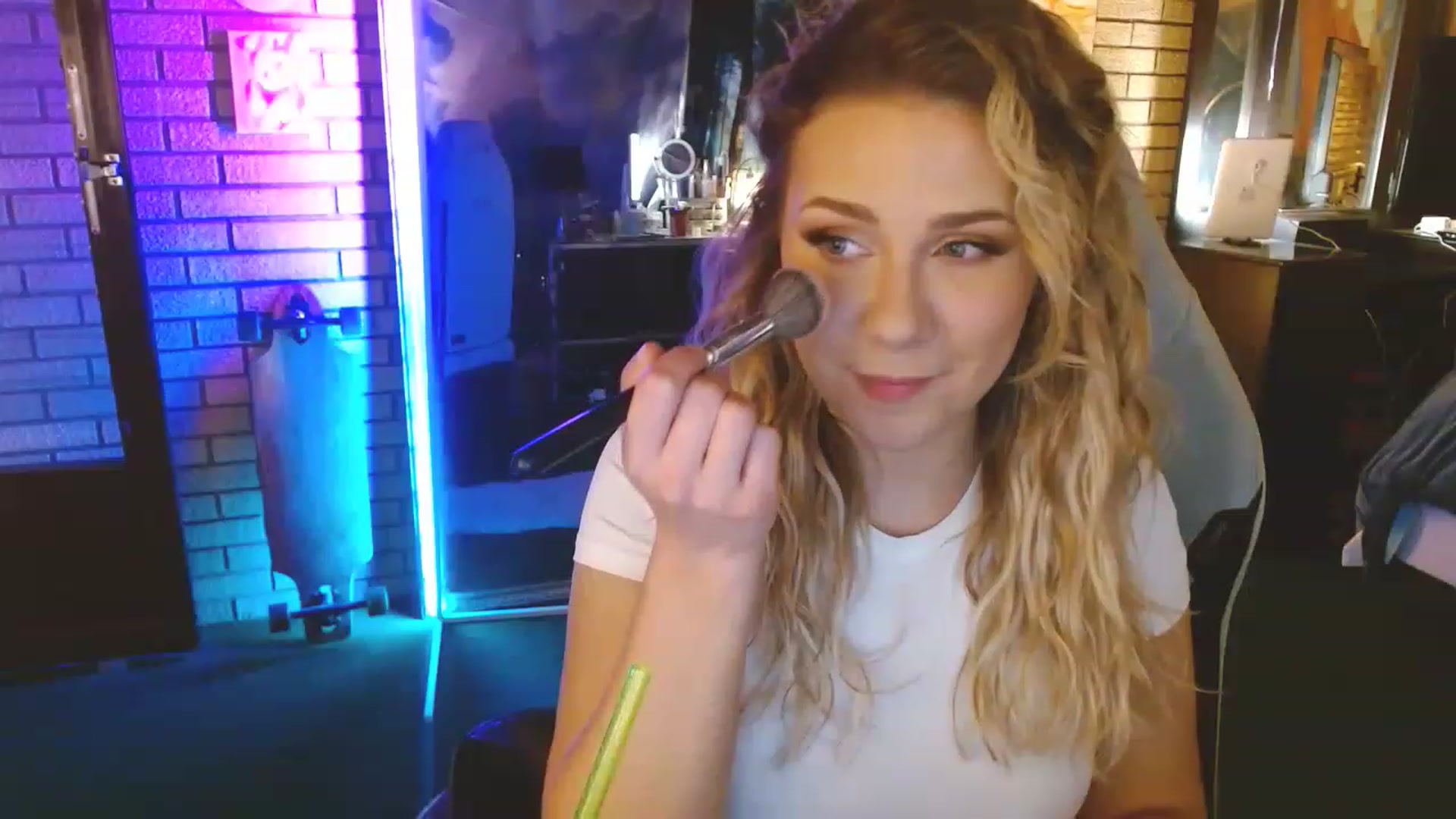 Gallery image thumbnail from Sweetestlilly's myfreecams stream on, 04/17/2023, 01:32 image 10 of 20
