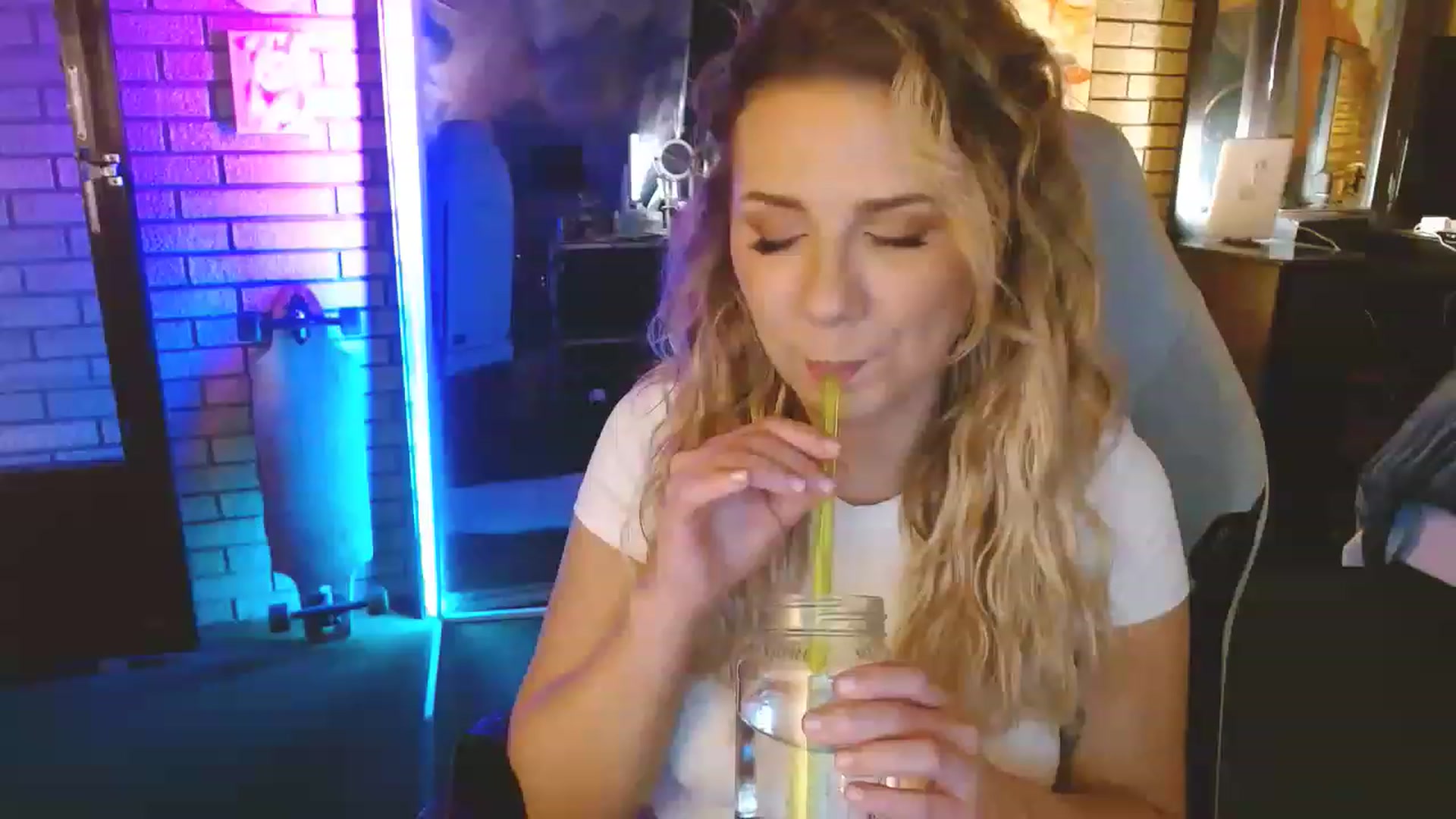 Gallery image thumbnail from Sweetestlilly's myfreecams stream on, 04/17/2023, 01:32 image 7 of 20