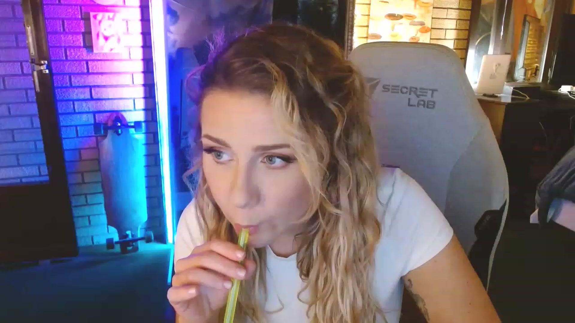 Gallery image thumbnail from Sweetestlilly's myfreecams stream on, 04/17/2023, 01:32 image 9 of 20