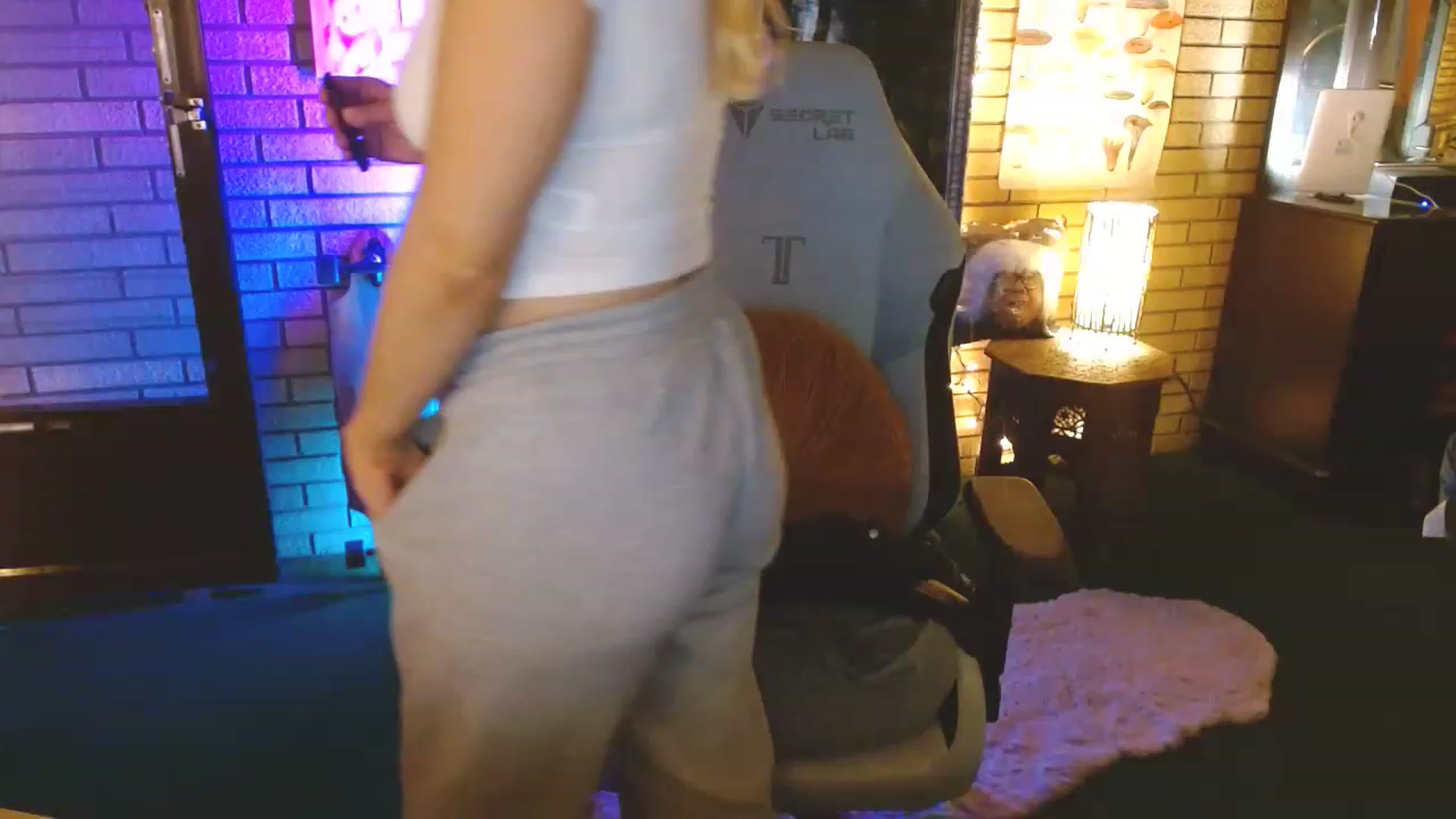 Gallery image thumbnail from Sweetestlilly's myfreecams stream on, 04/17/2023, 01:32 image 2 of 20