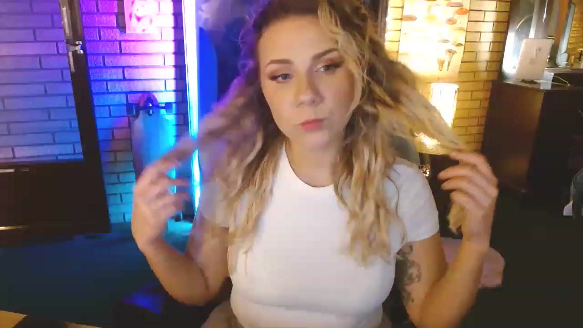 Gallery image thumbnail from Sweetestlilly's myfreecams stream on, 04/17/2023, 01:32 image 1 of 20