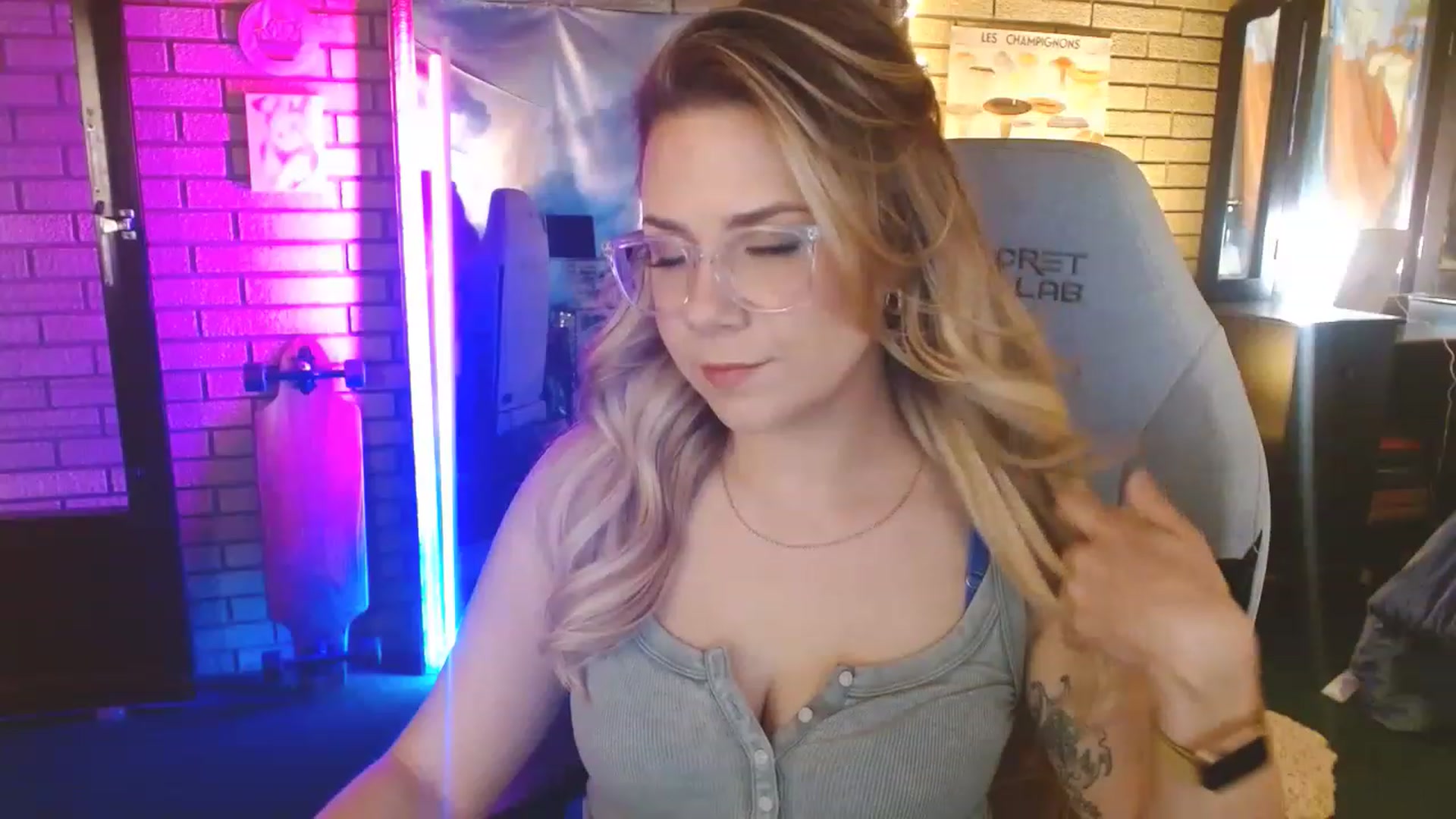 Gallery image thumbnail from Sweetestlilly's myfreecams stream on, 05/17/2023, 01:00 image 11 of 20