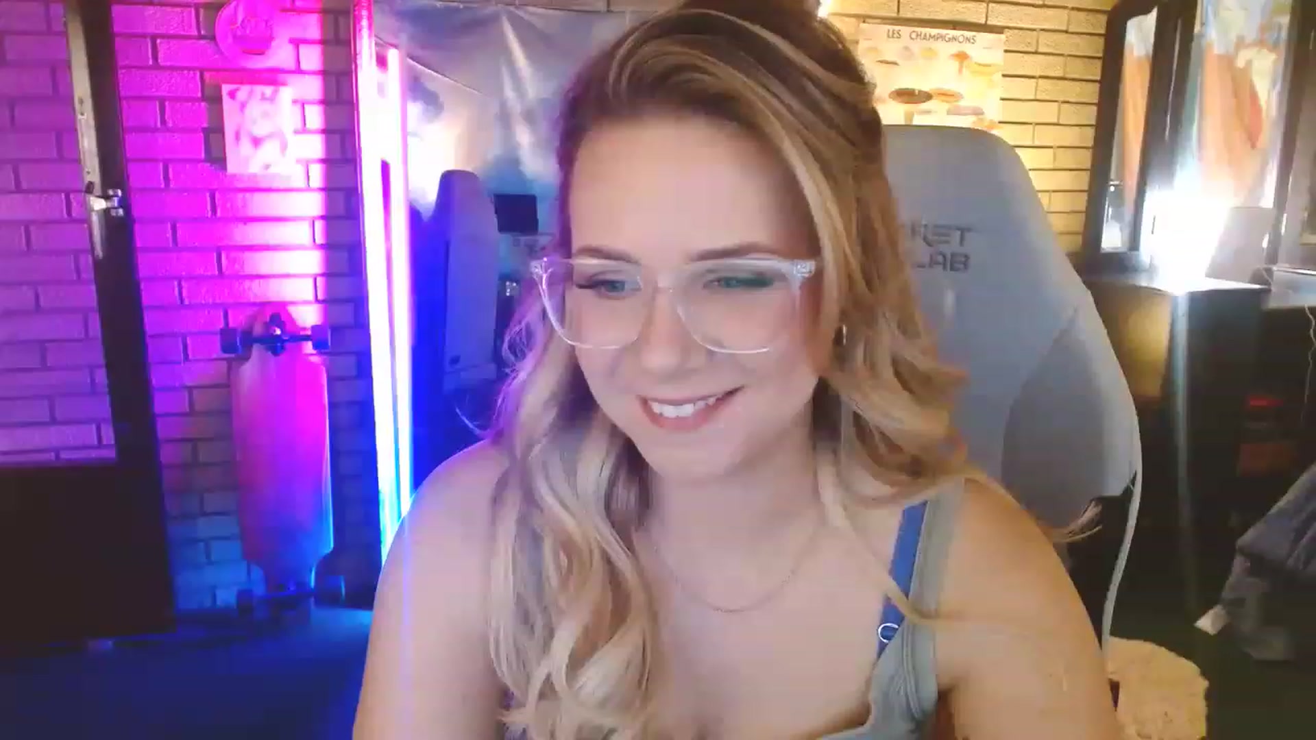 Gallery image thumbnail from Sweetestlilly's myfreecams stream on, 05/17/2023, 01:00 image 10 of 20