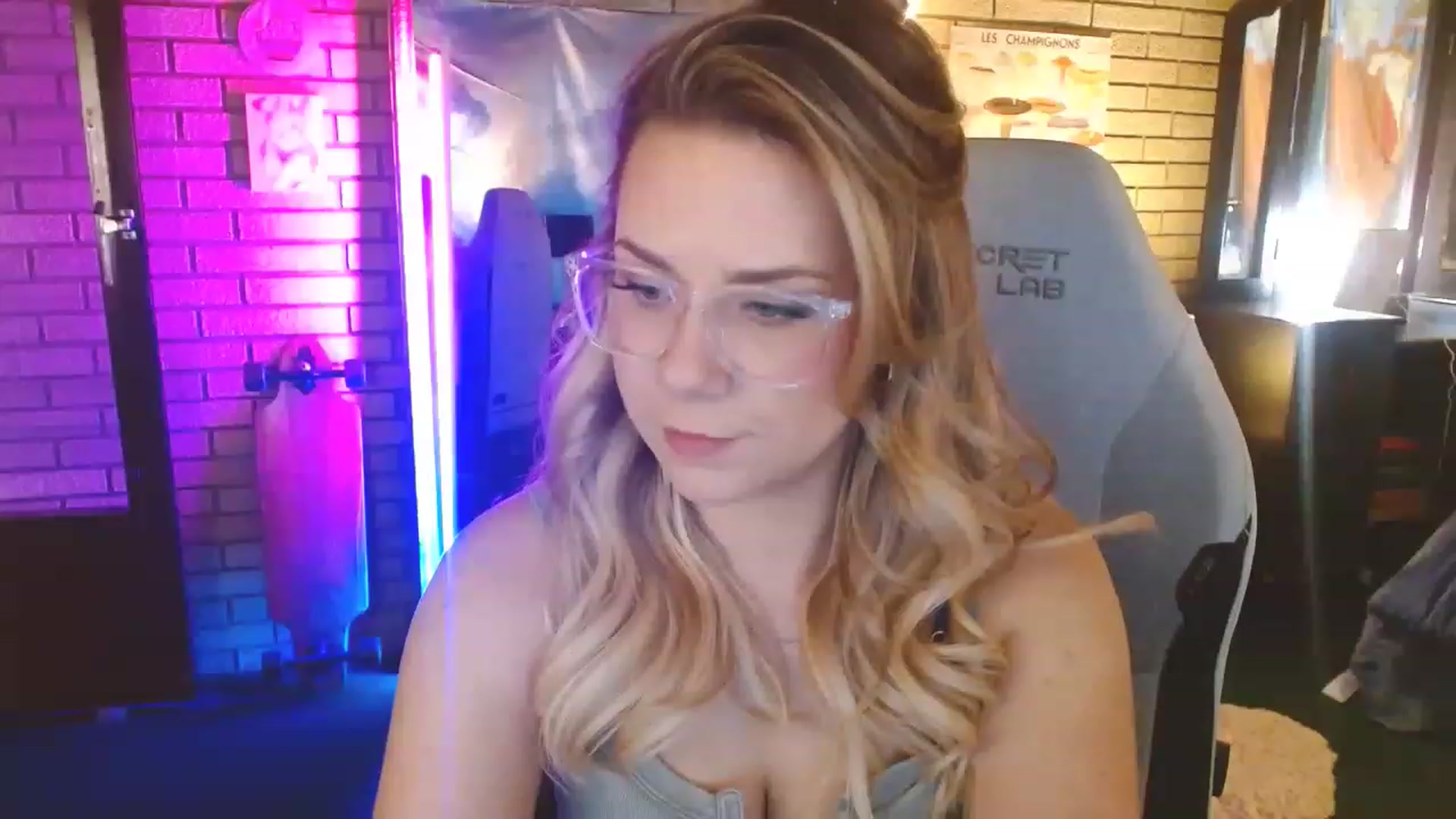Gallery image thumbnail from Sweetestlilly's myfreecams stream on, 05/17/2023, 01:00 image 8 of 20