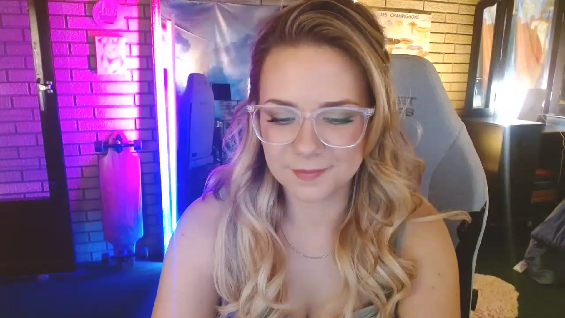 Gallery image thumbnail from Sweetestlilly's myfreecams stream on, 05/17/2023, 01:00 image 9 of 20