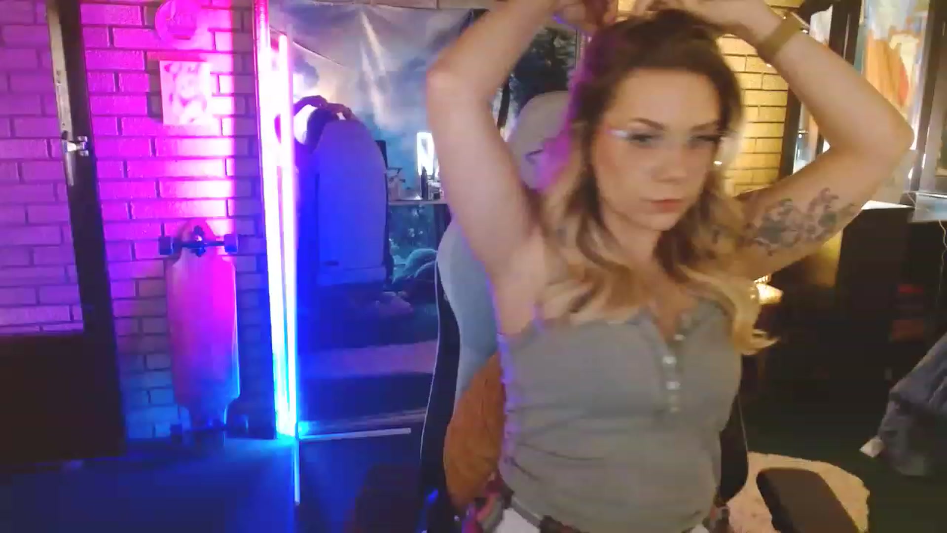 Gallery image thumbnail from Sweetestlilly's myfreecams stream on, 05/17/2023, 01:00 image 6 of 20