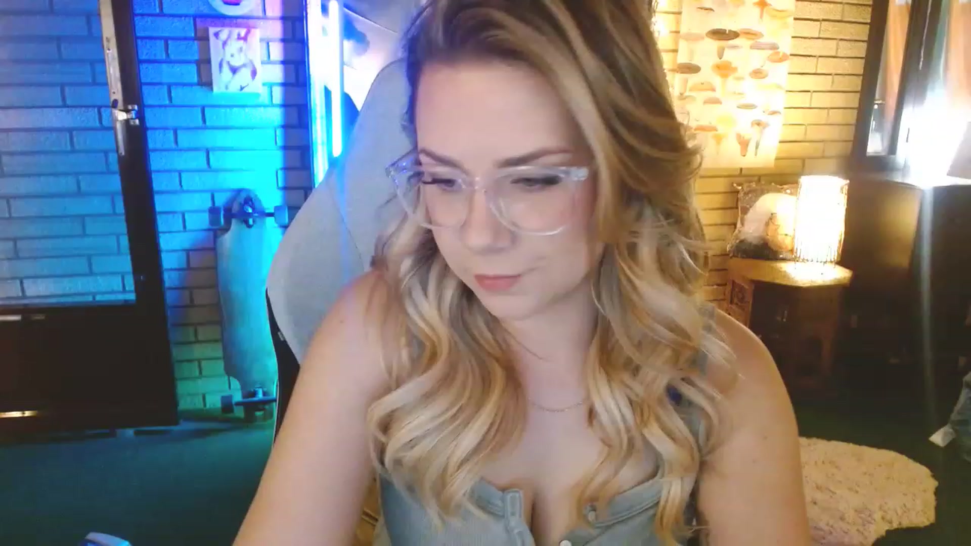 Gallery image thumbnail from Sweetestlilly's myfreecams stream on, 05/17/2023, 01:00 image 20 of 20