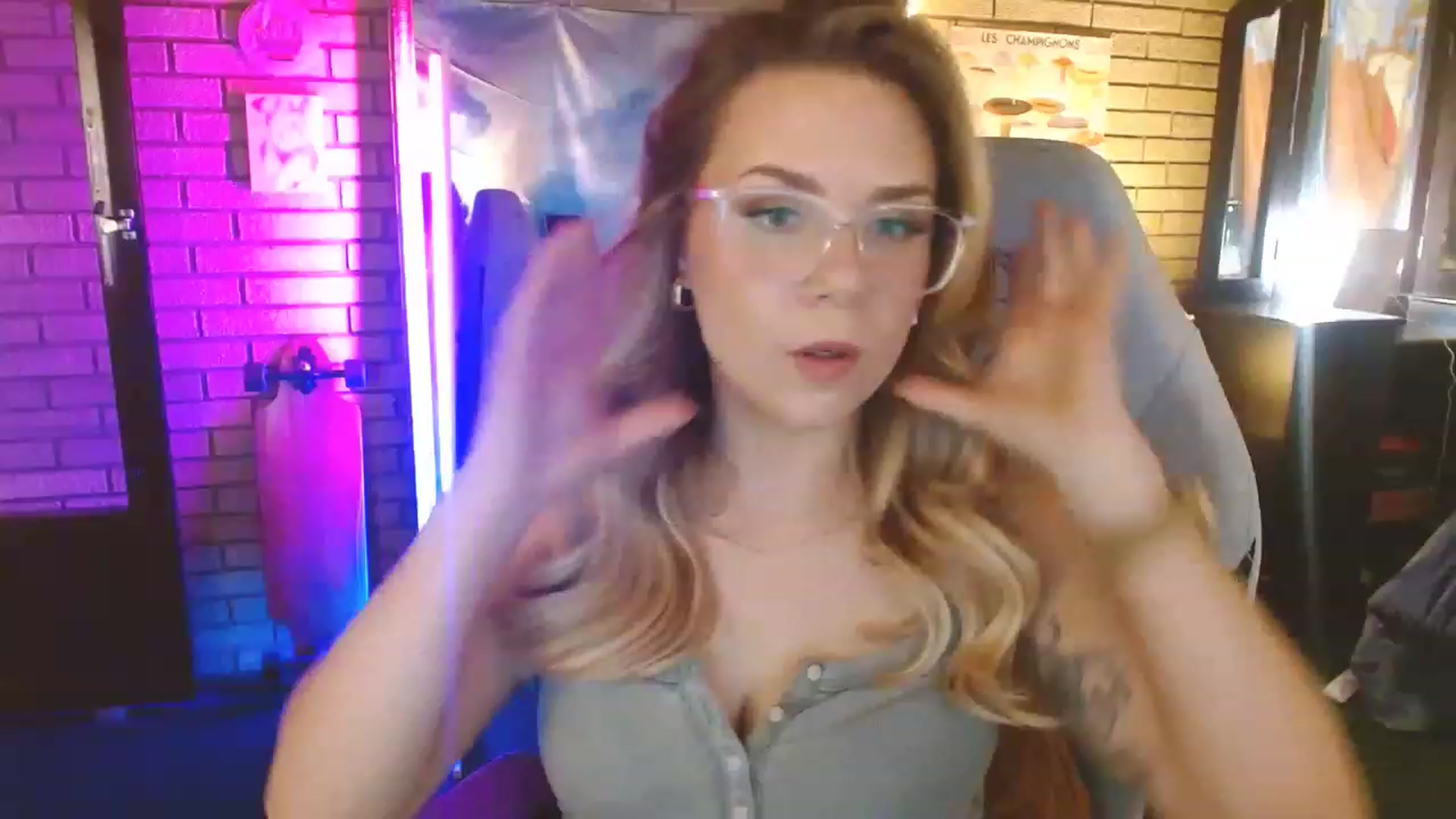 Gallery image thumbnail from Sweetestlilly's myfreecams stream on, 05/17/2023, 01:00 image 4 of 20