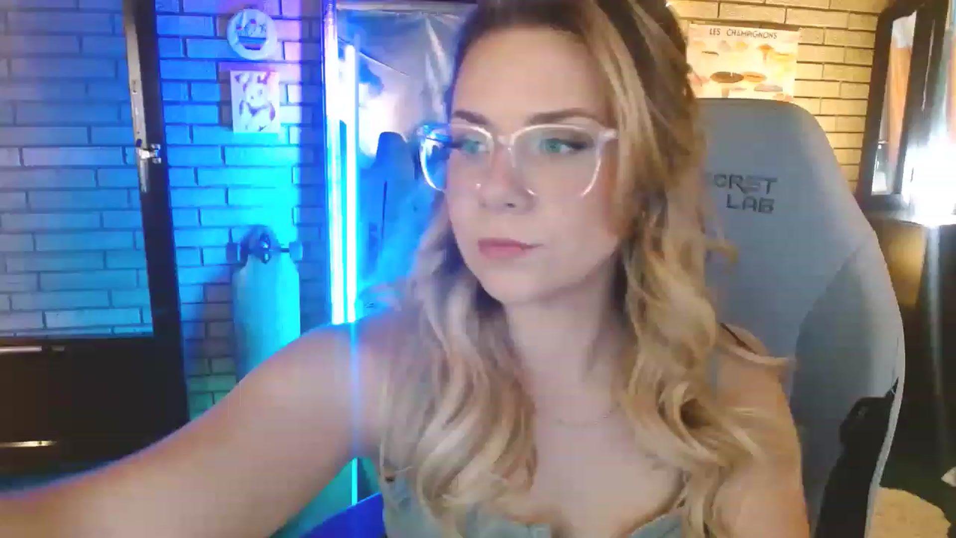 Gallery image thumbnail from Sweetestlilly's myfreecams stream on, 05/17/2023, 01:00 image 16 of 20