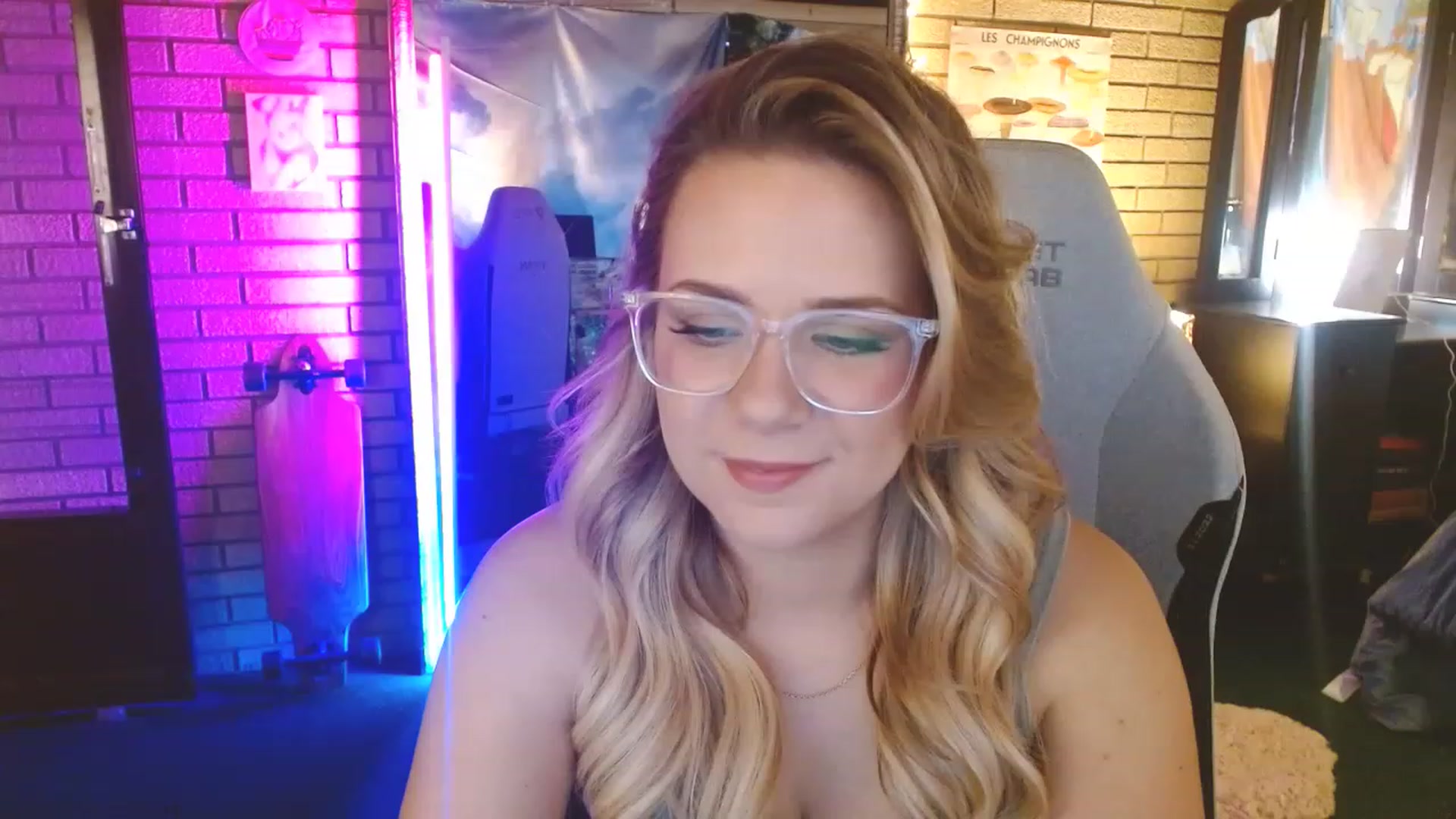 Gallery image thumbnail from Sweetestlilly's myfreecams stream on, 05/17/2023, 01:00 image 3 of 20