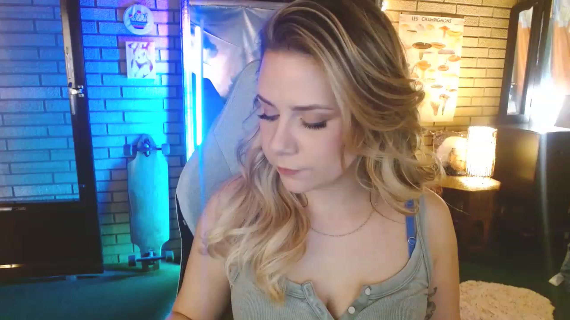 Gallery image thumbnail from Sweetestlilly's myfreecams stream on, 05/17/2023, 01:00 image 18 of 20