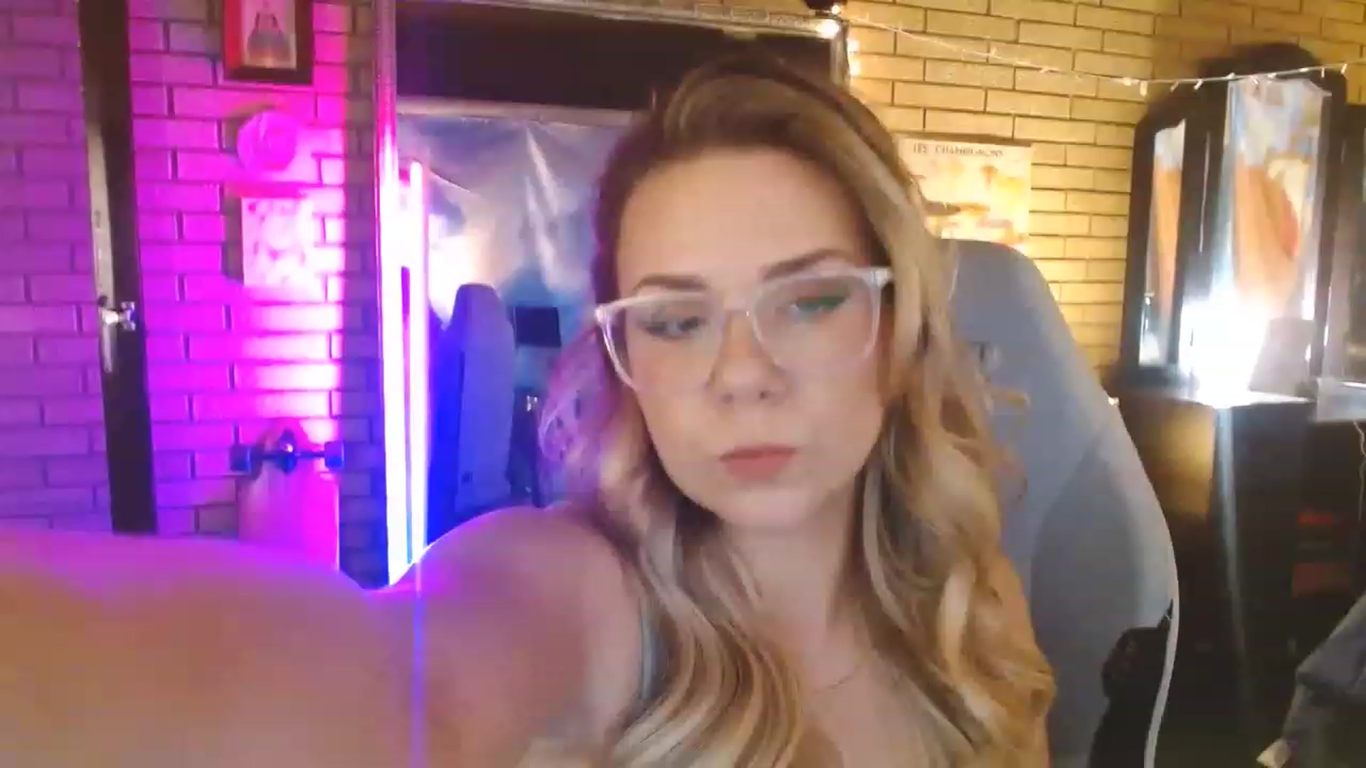 Gallery image thumbnail from Sweetestlilly's myfreecams stream on, 05/17/2023, 01:00 image 15 of 20