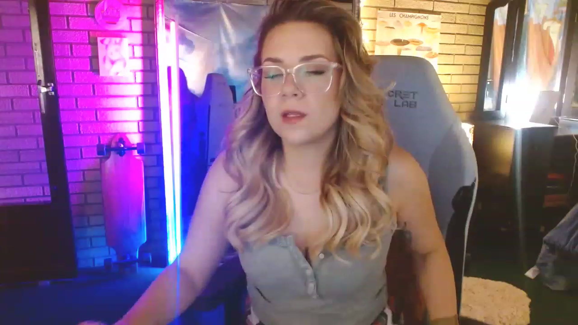 Gallery image thumbnail from Sweetestlilly's myfreecams stream on, 05/17/2023, 01:00 image 5 of 20