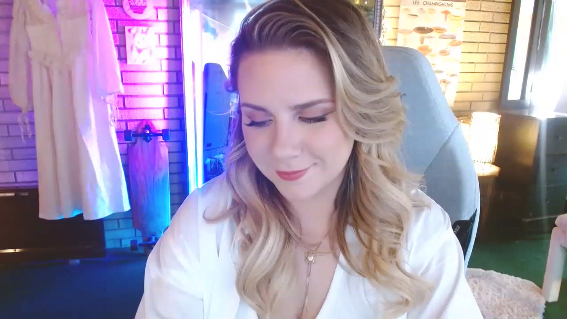 Gallery image thumbnail from Sweetestlilly's myfreecams stream on, 05/19/2023, 01:00 image 1 of 20