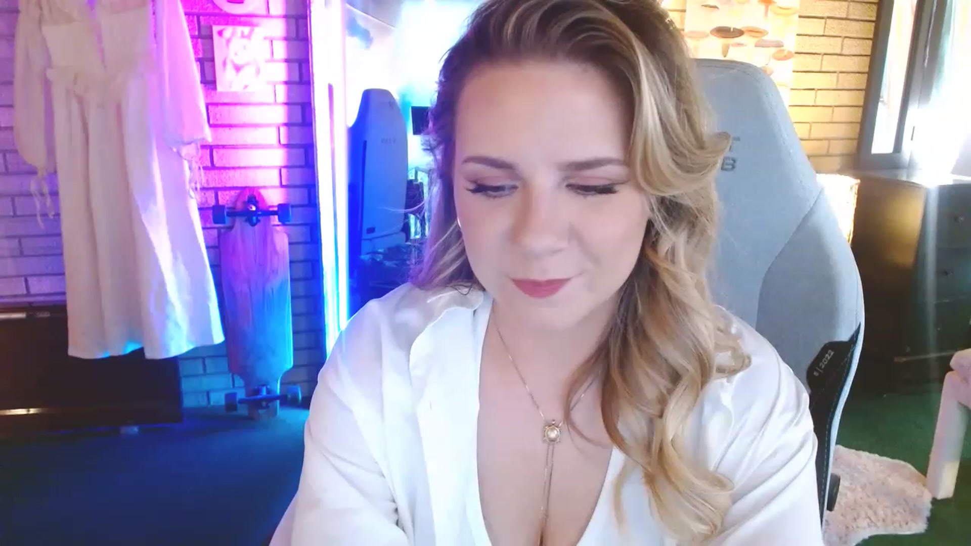 Gallery image thumbnail from Sweetestlilly's myfreecams stream on, 05/19/2023, 01:00 image 5 of 20