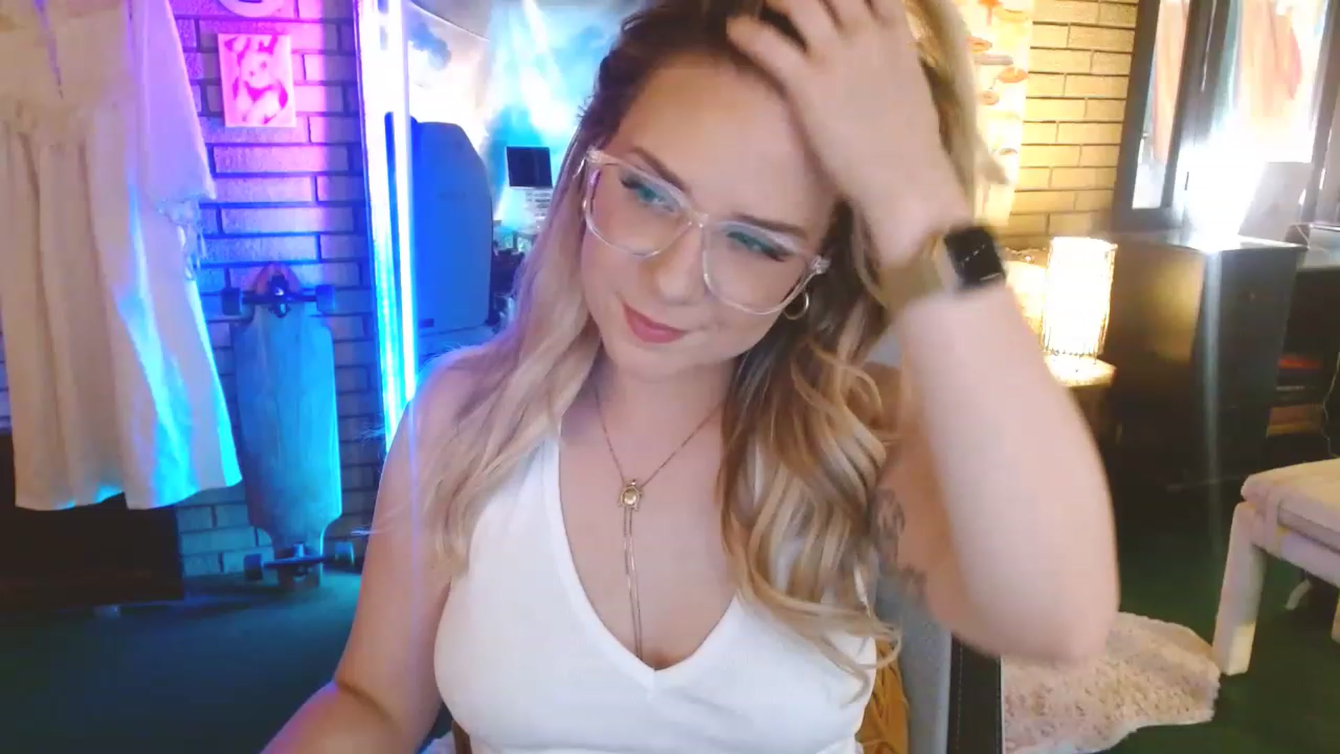 Gallery image thumbnail from Sweetestlilly's myfreecams stream on, 05/19/2023, 01:00 image 14 of 20