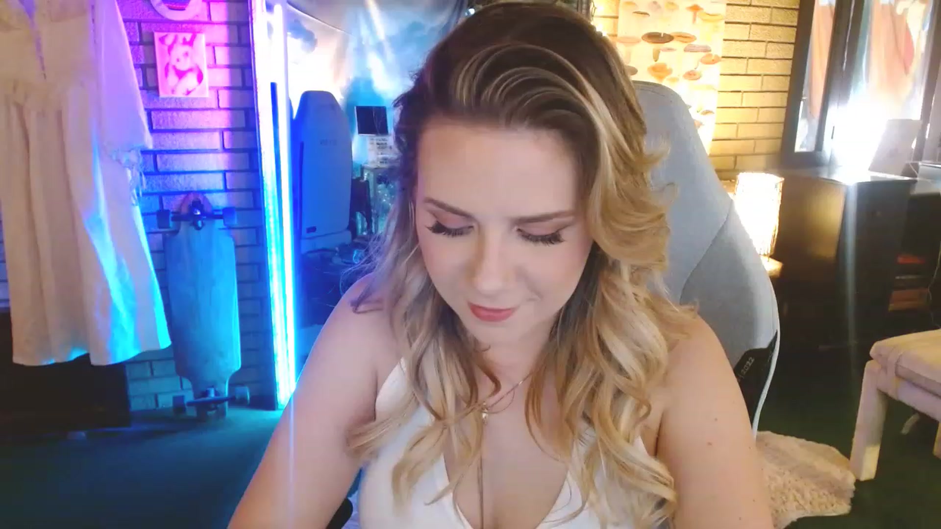 Gallery image thumbnail from Sweetestlilly's myfreecams stream on, 05/19/2023, 01:00 image 18 of 20