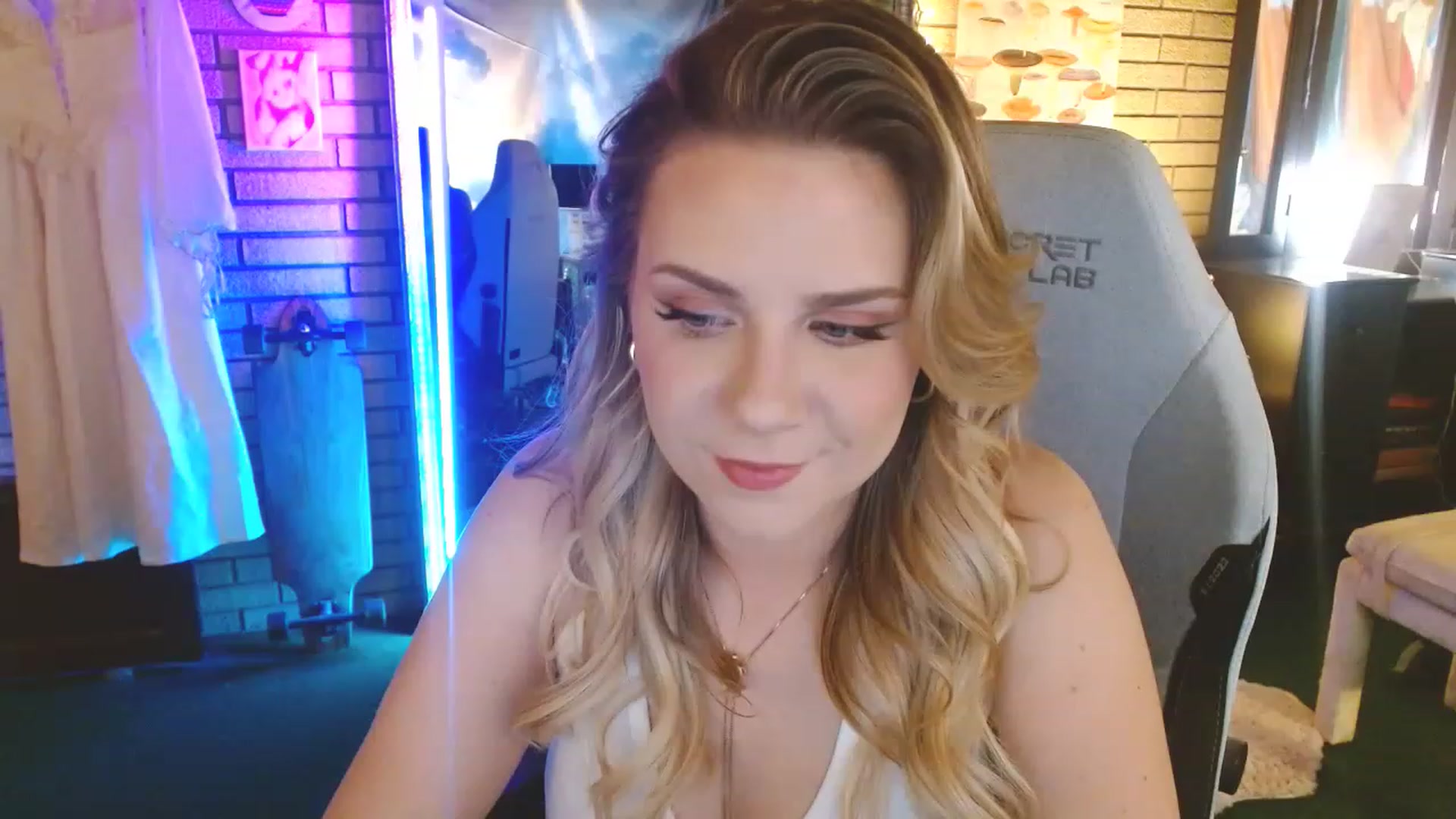 Gallery image thumbnail from Sweetestlilly's myfreecams stream on, 05/19/2023, 01:00 image 19 of 20