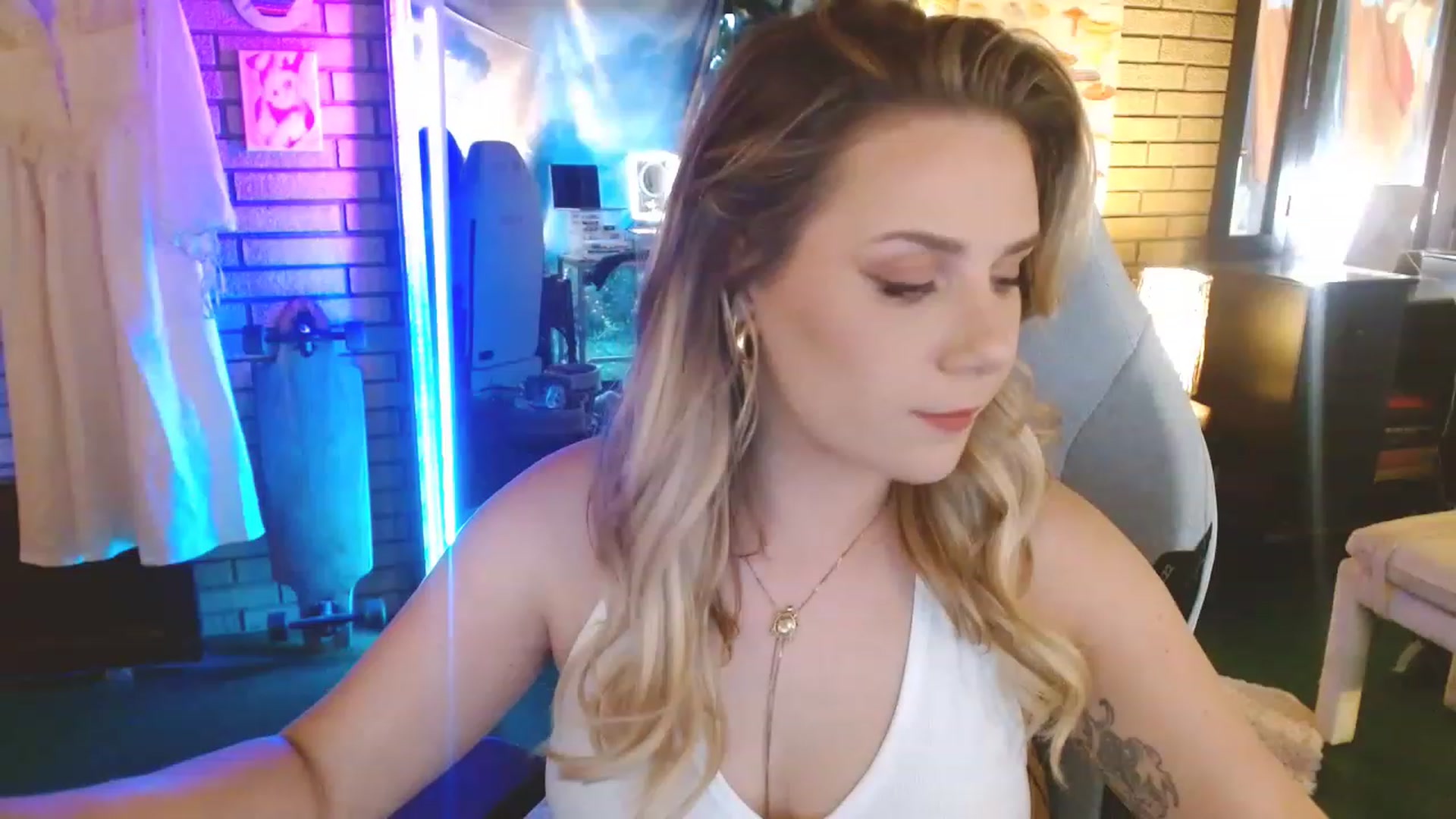 Gallery image thumbnail from Sweetestlilly's myfreecams stream on, 05/19/2023, 01:00 image 17 of 20