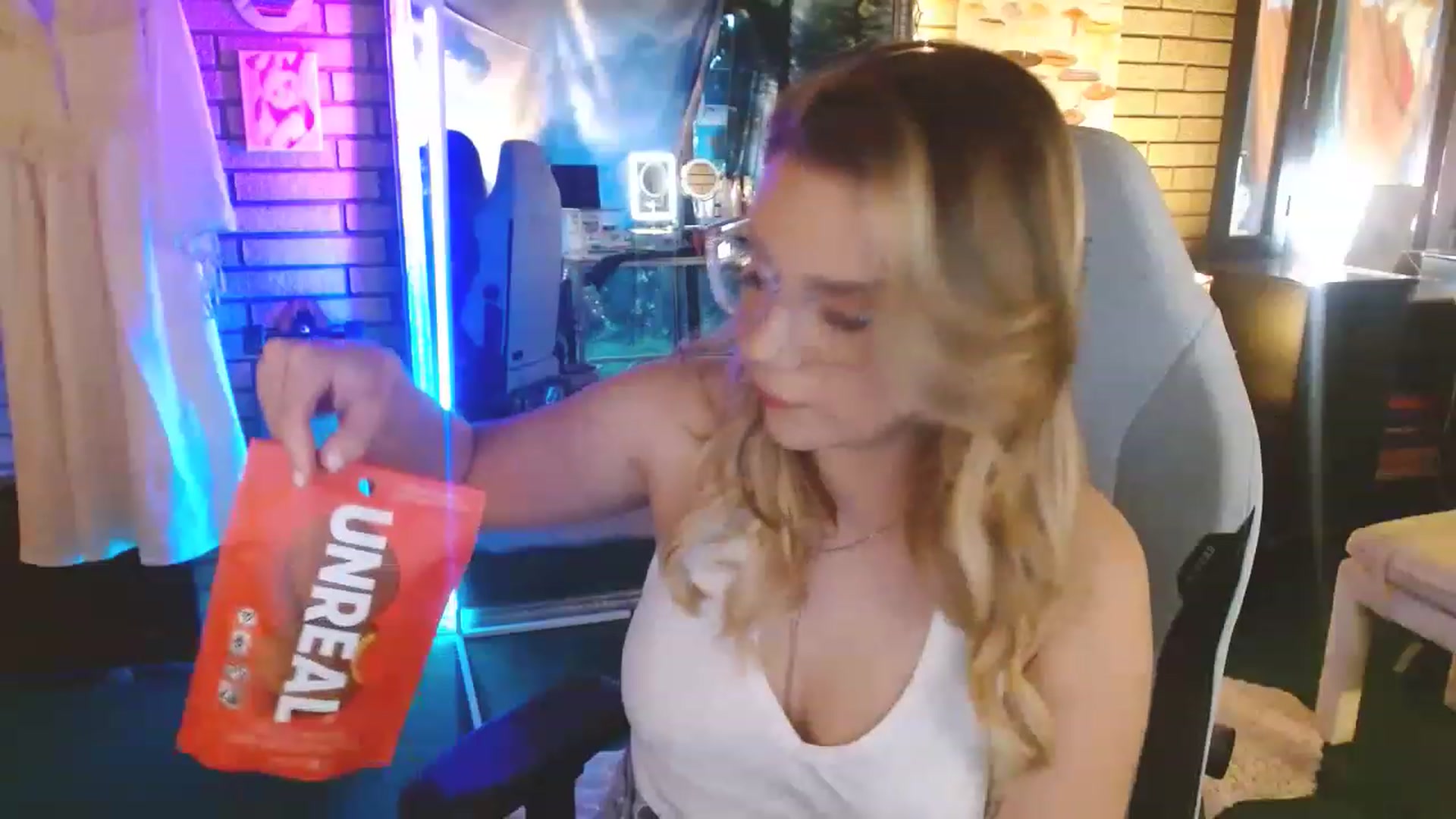 Gallery image thumbnail from Sweetestlilly's myfreecams stream on, 05/19/2023, 01:00 image 20 of 20