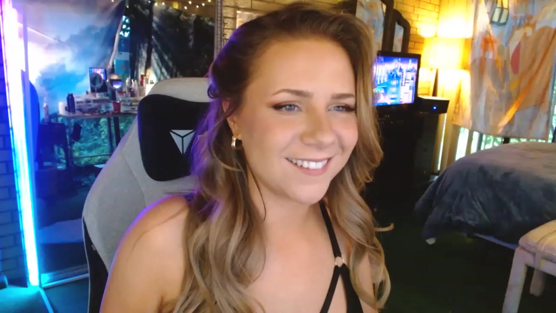 Gallery image thumbnail from Sweetestlilly's myfreecams stream on, 07/17/2023, 01:25 image 5 of 20