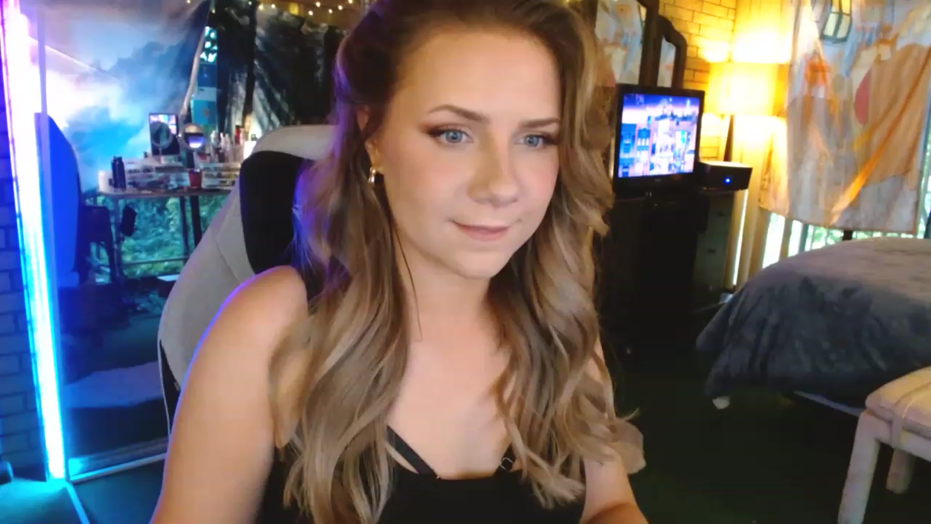 Gallery image thumbnail from Sweetestlilly's myfreecams stream on, 07/17/2023, 01:25 image 2 of 20