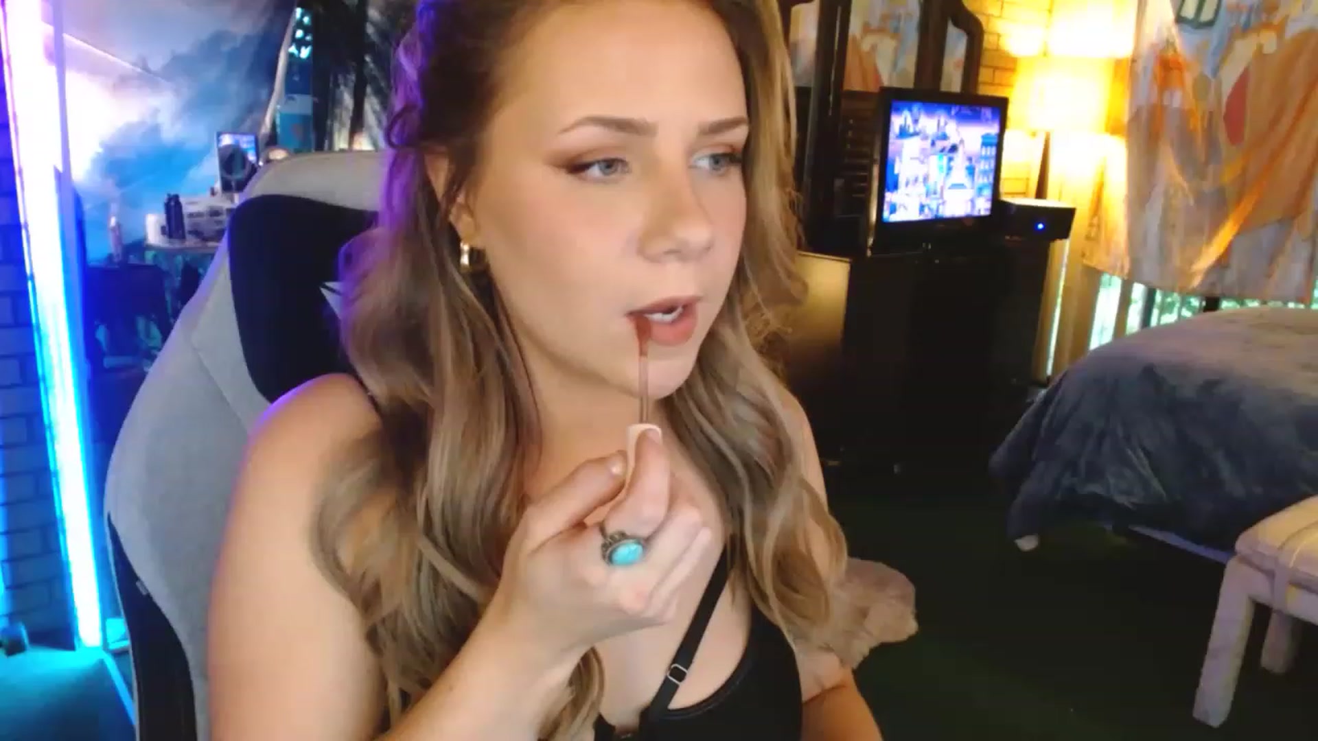 Gallery image thumbnail from Sweetestlilly's myfreecams stream on, 07/17/2023, 01:25 image 9 of 20