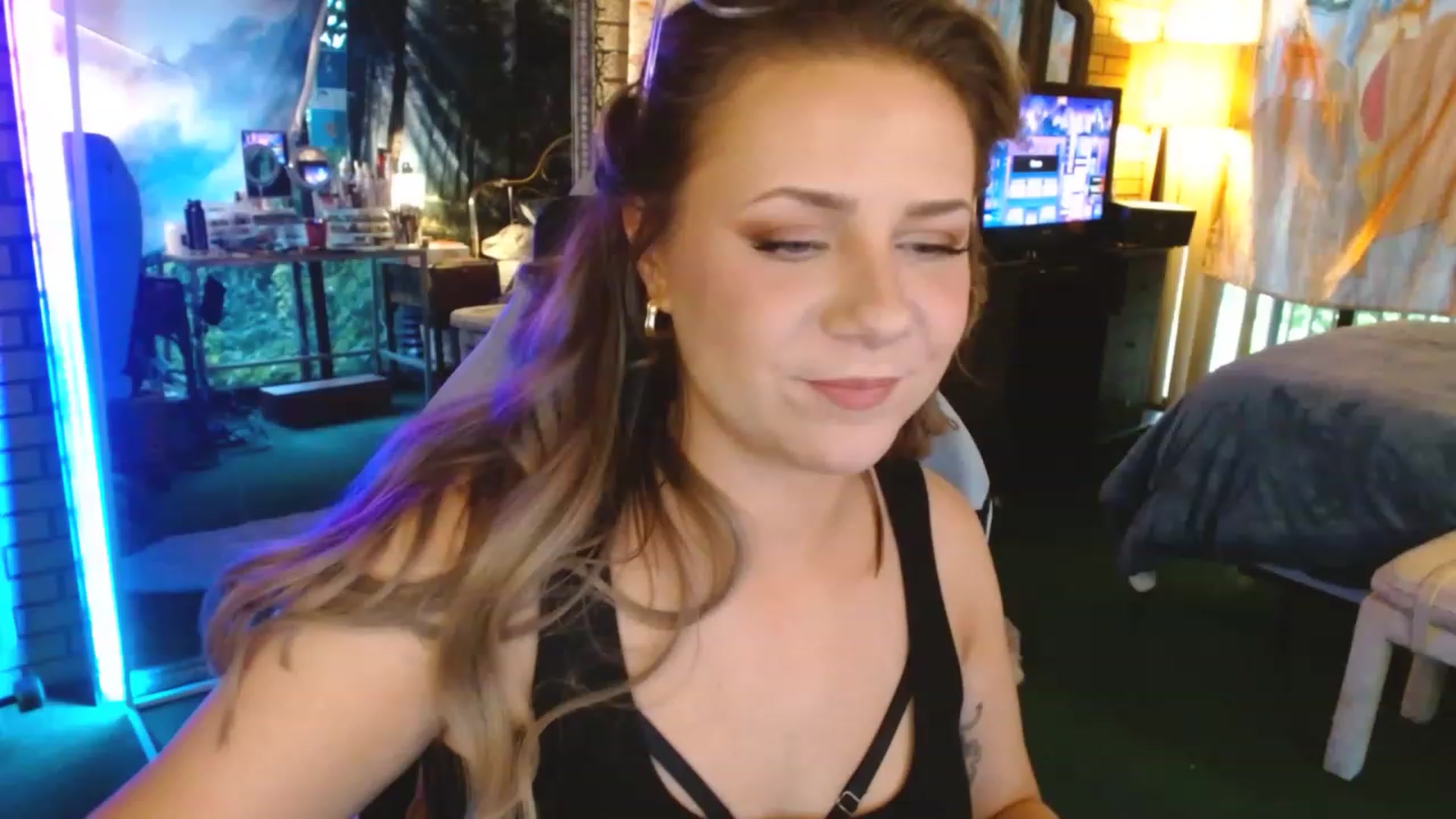 Gallery image thumbnail from Sweetestlilly's myfreecams stream on, 07/17/2023, 01:25 image 1 of 20